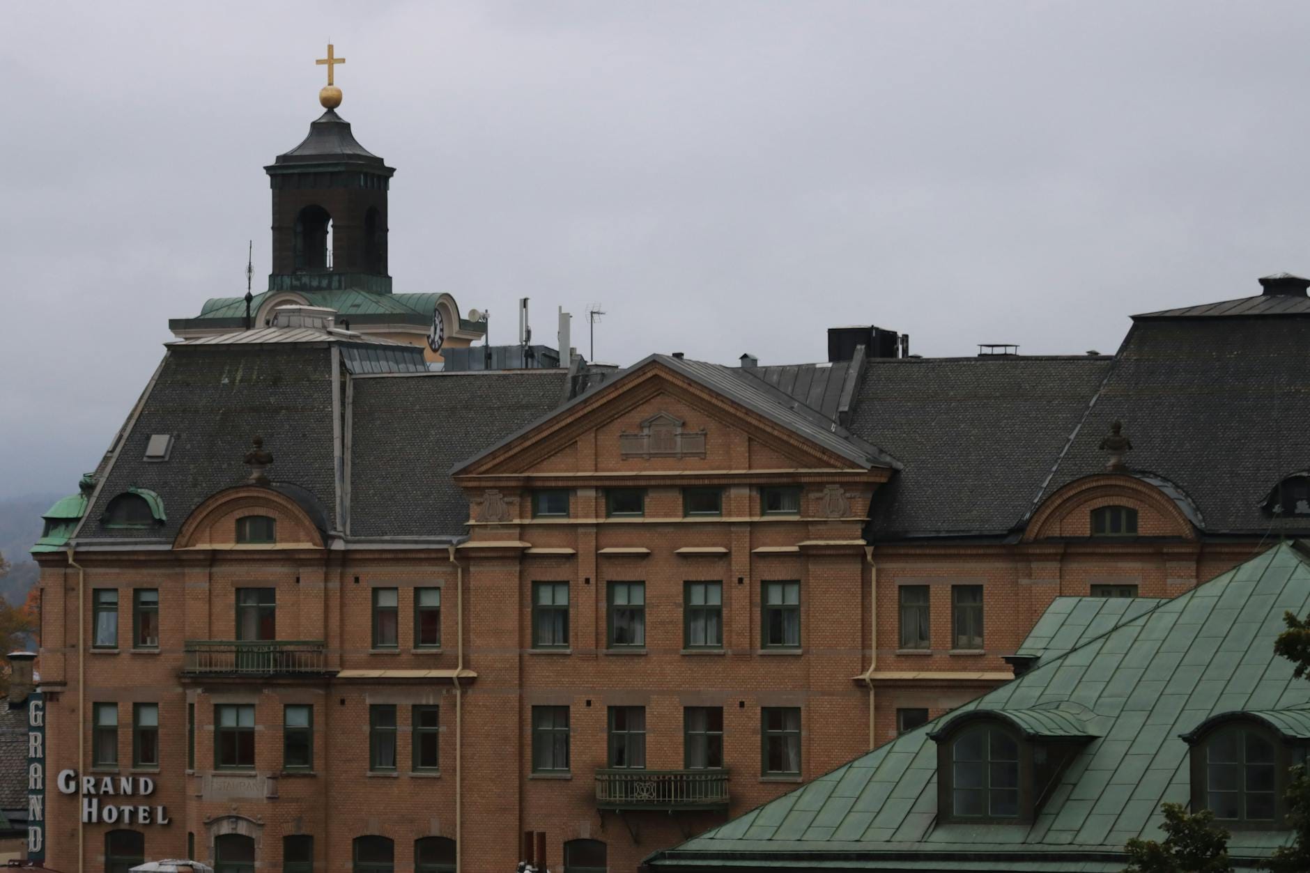 Historyczny budynek Grand Hotelu z wieżą pod pochmurnym niebem