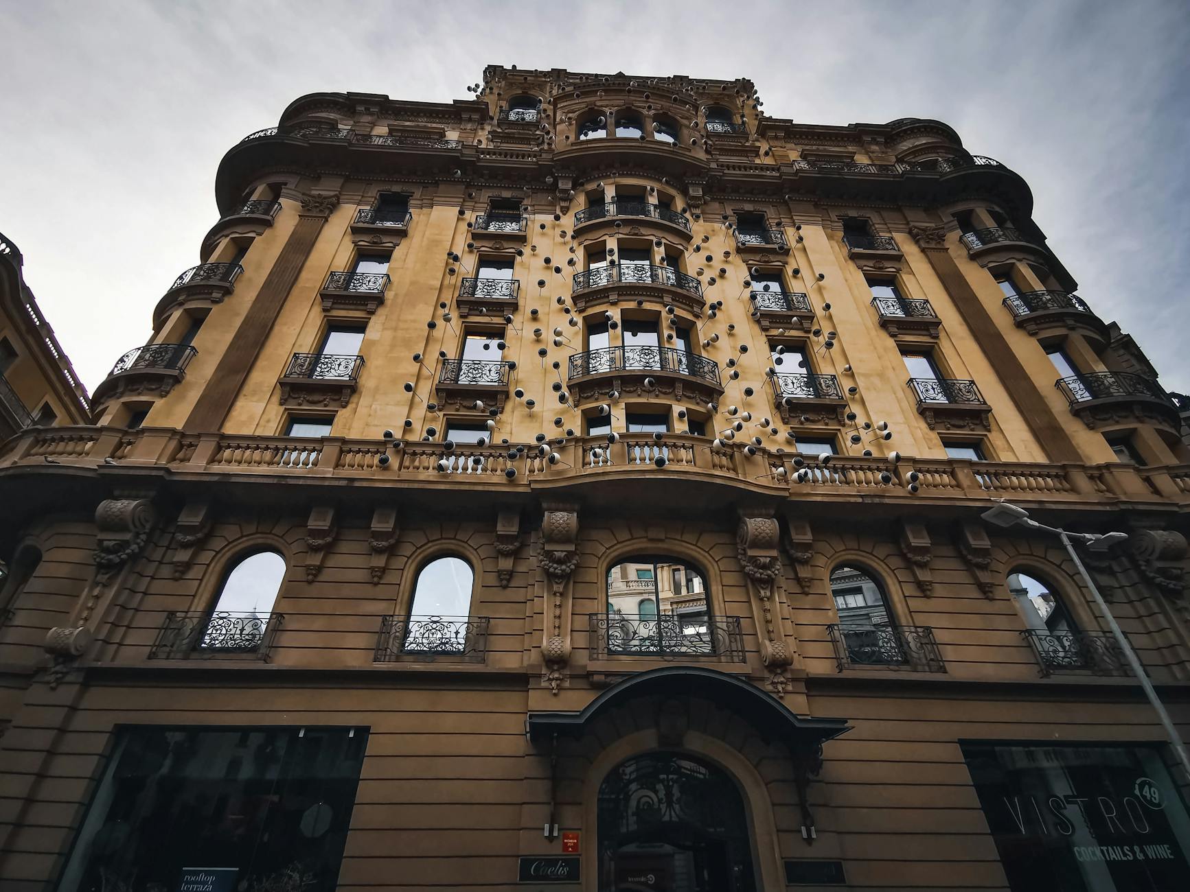 Nowoczesna fasada hotelu oglądana z dołu