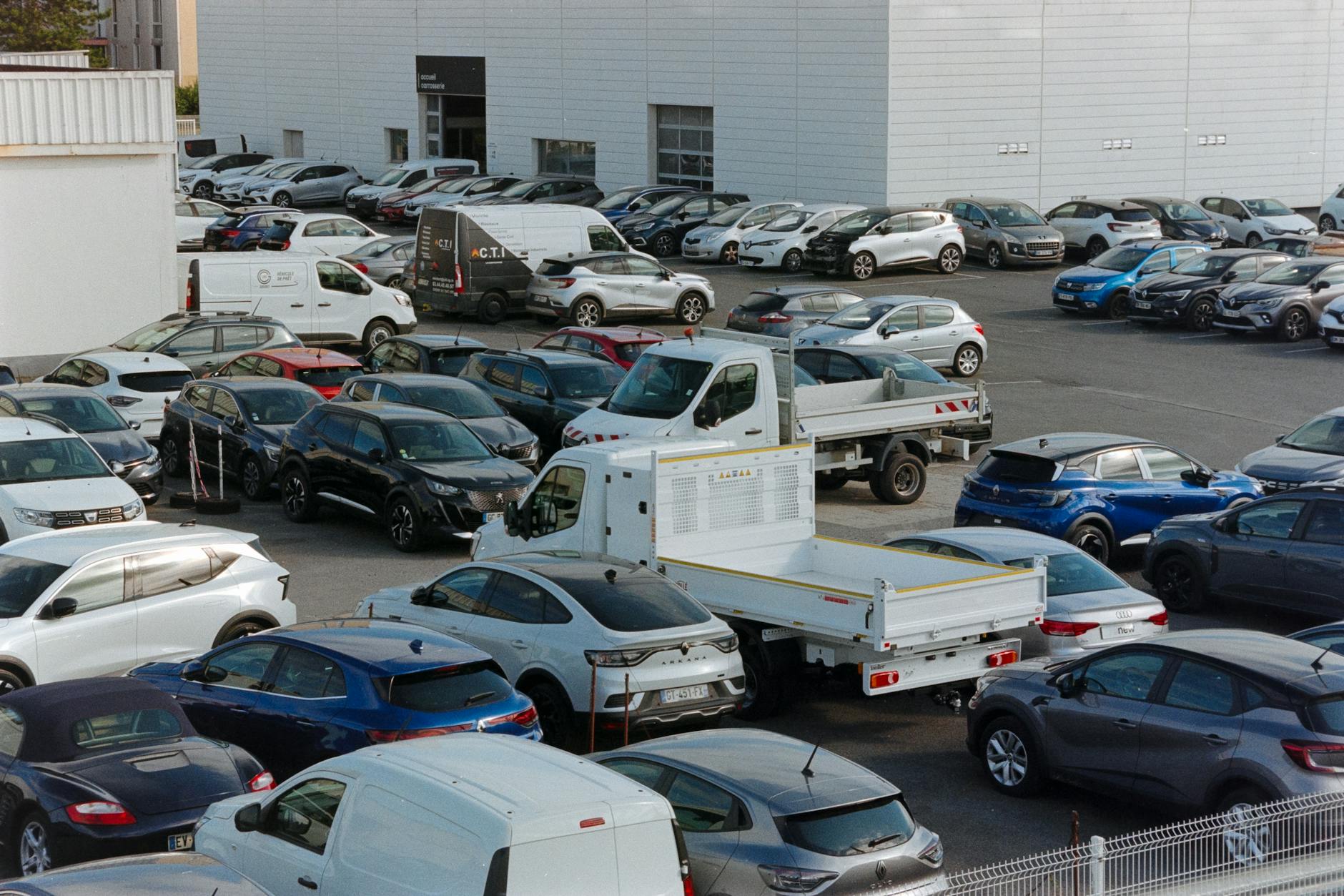 Zatłoczony parking samochodowy w słoneczny dzień