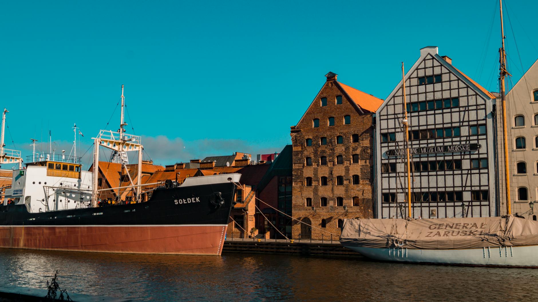 Historyczne statki przy nabrzeżu muzeum morskiego w Gdańsku