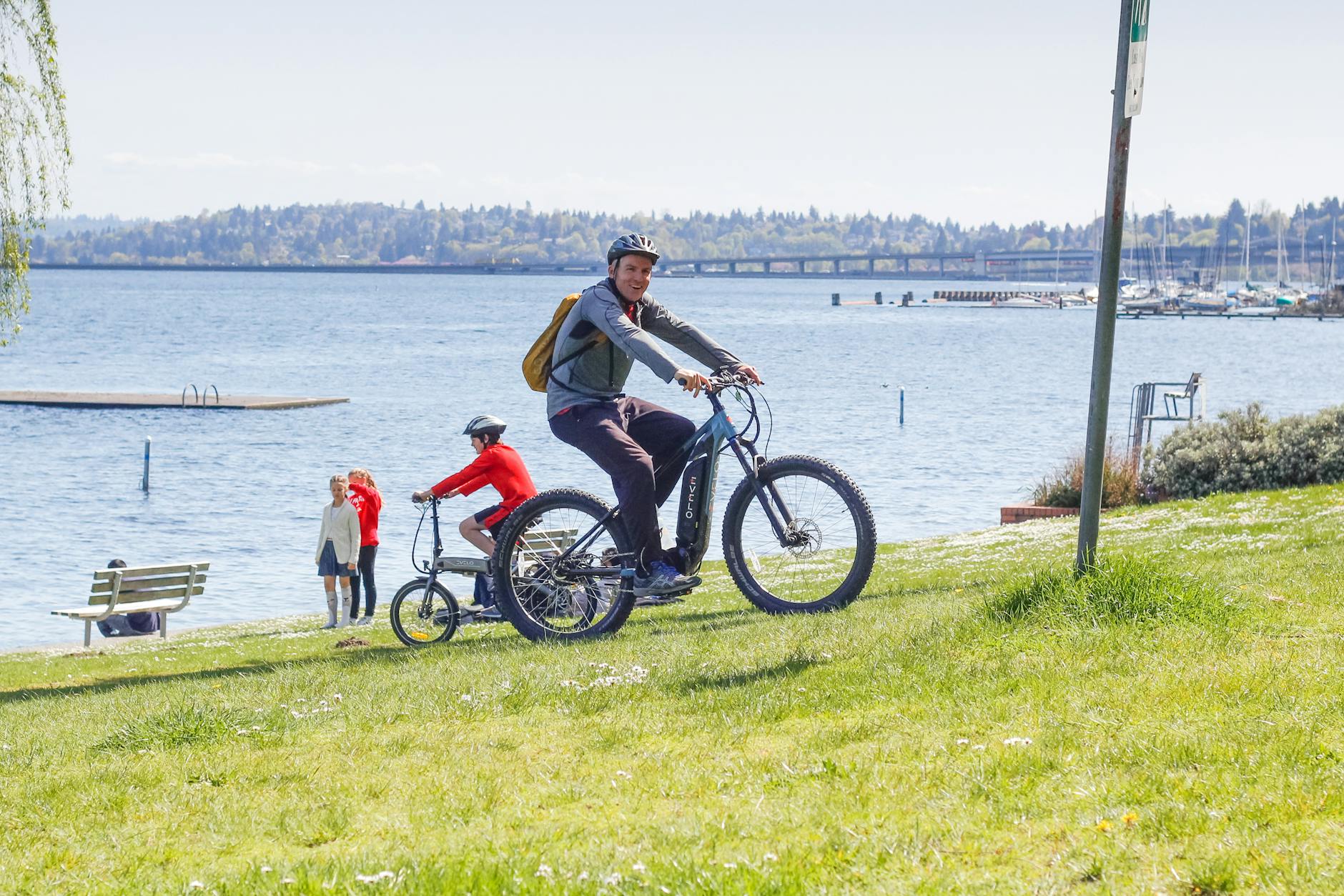 Ojciec z synem na rowerach nad jeziorem w słoneczny weekend