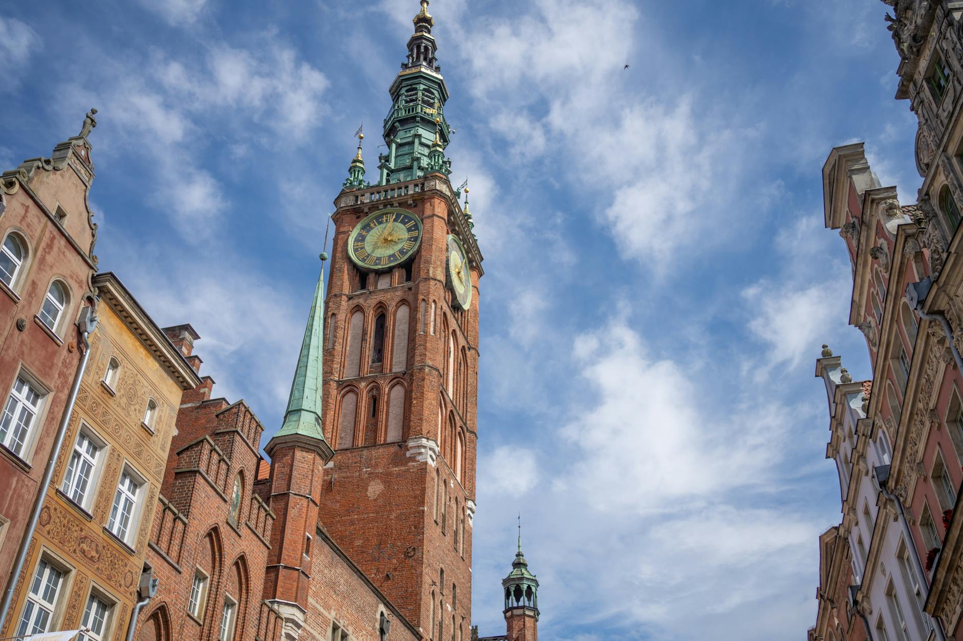 Ratusz Głównego Miasta w Gdańsku na tle błękitnego nieba