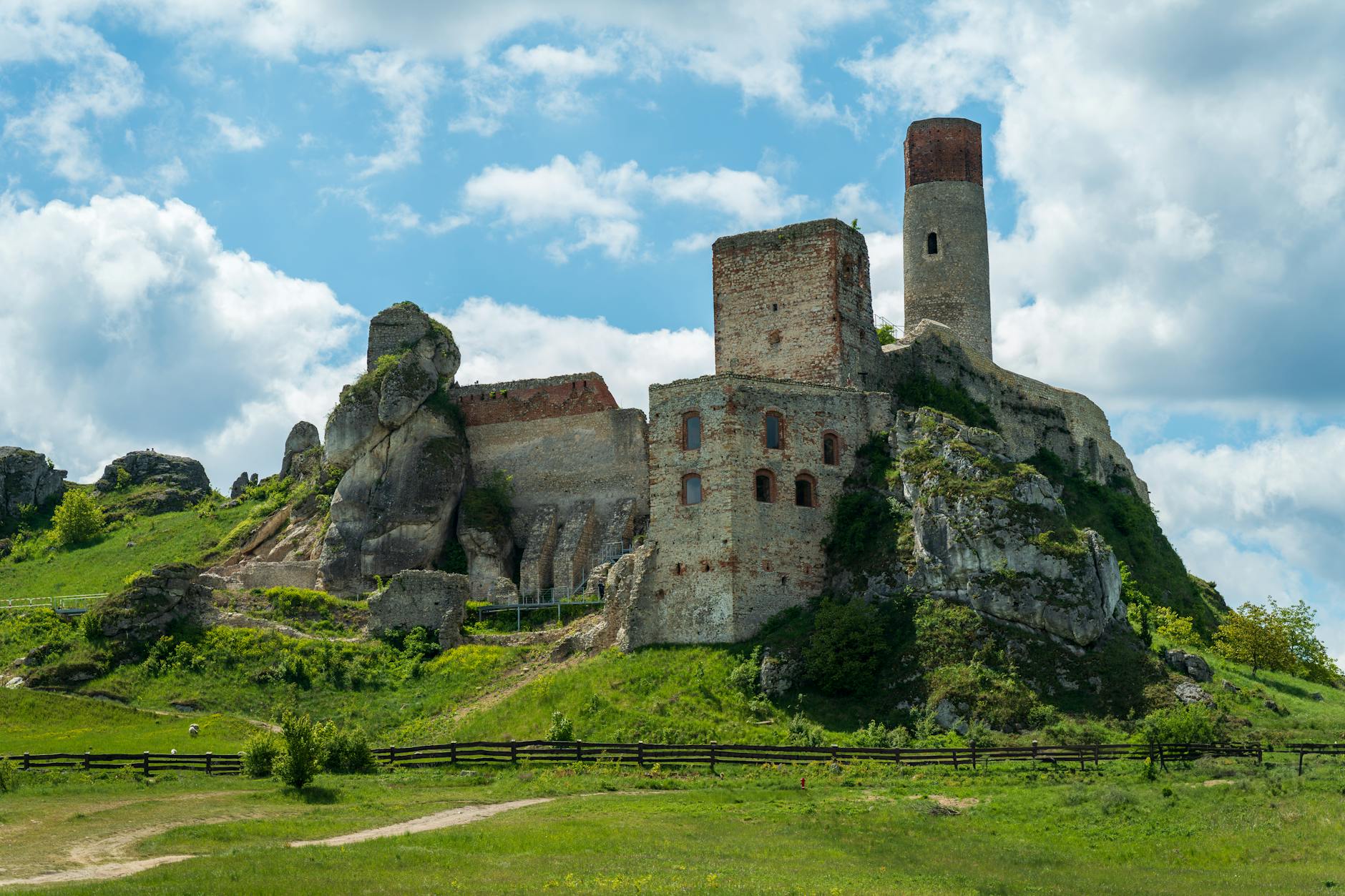 Ruiny zamku Ogrodzieniec na wzgórzu pod błękitnym niebem