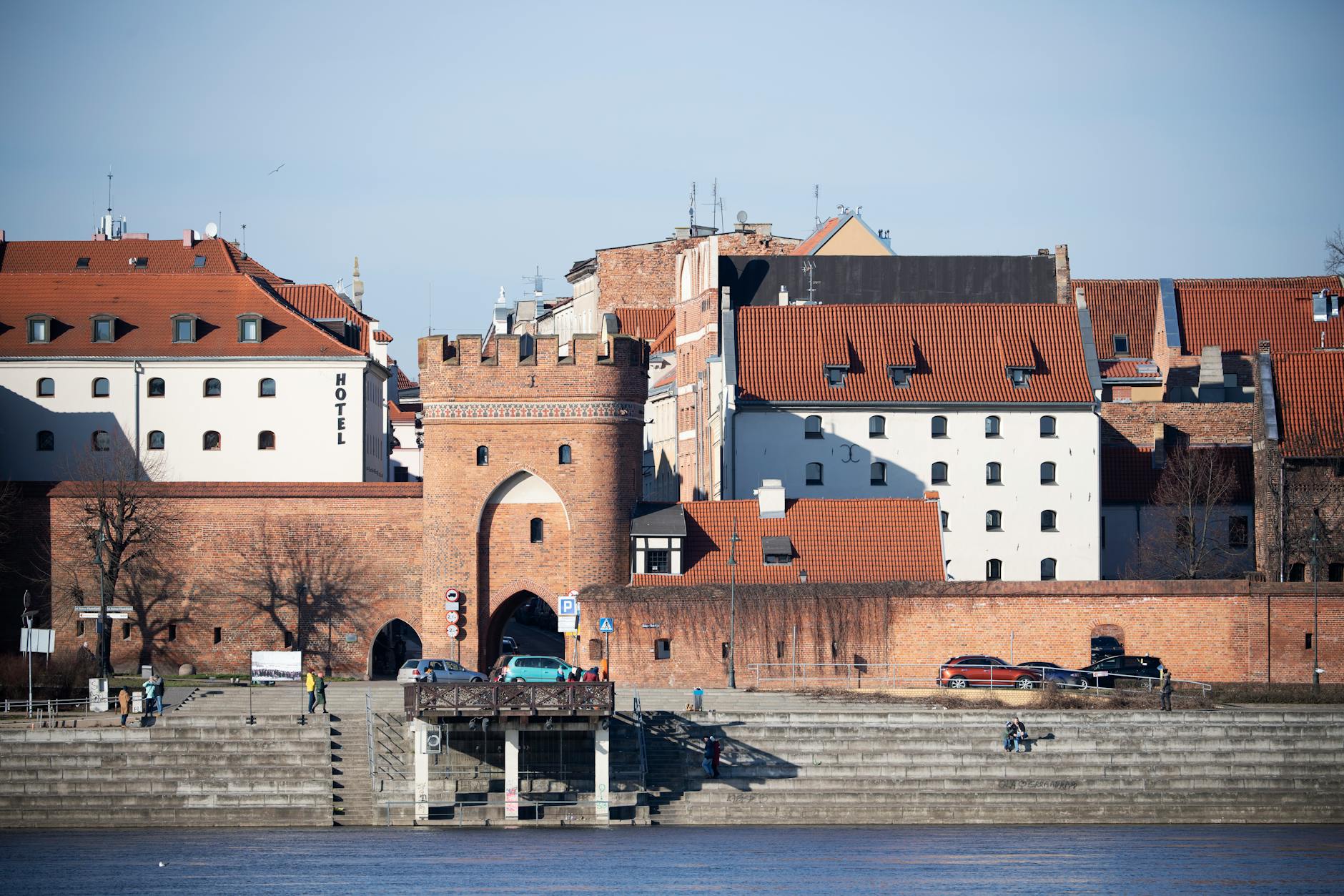 Średniowieczna brama miejska w Toruniu nad Wisłą, z czerwonej cegły