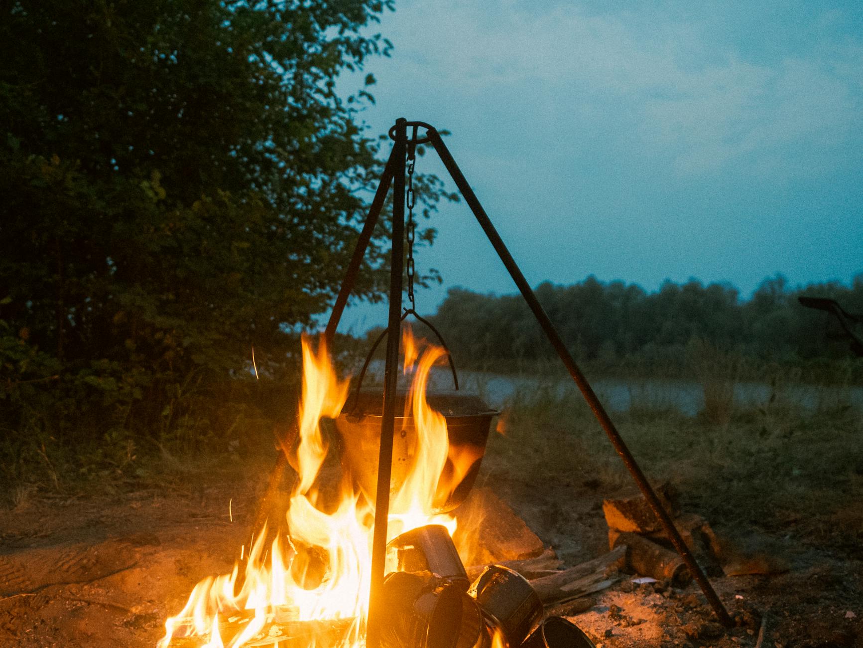 Wieczorne ognisko z kociołkiem nad jeziorem na kempingu