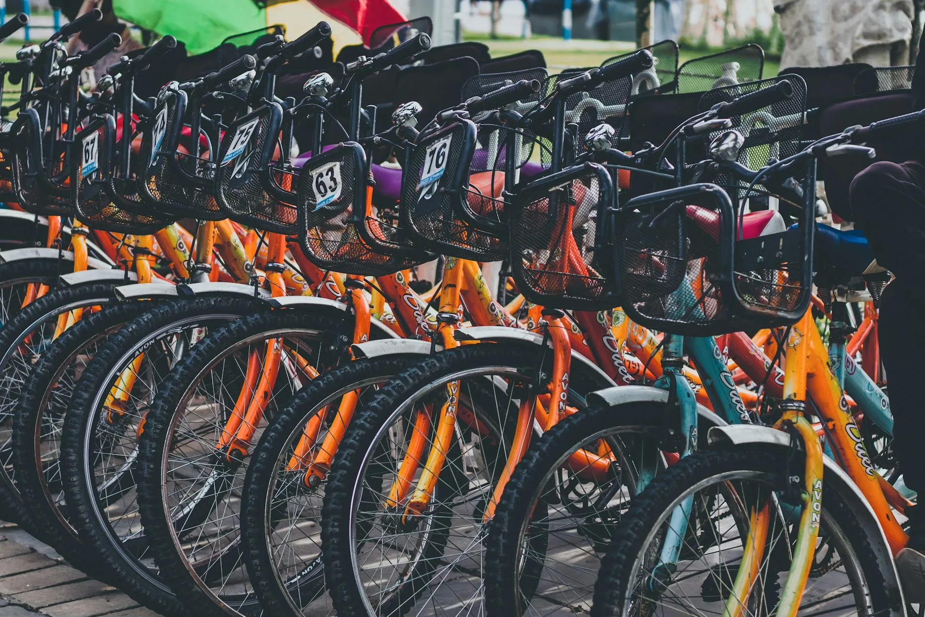 Kolorowe rowery miejskie ustawione w rzędzie przy parkingu rowerowym