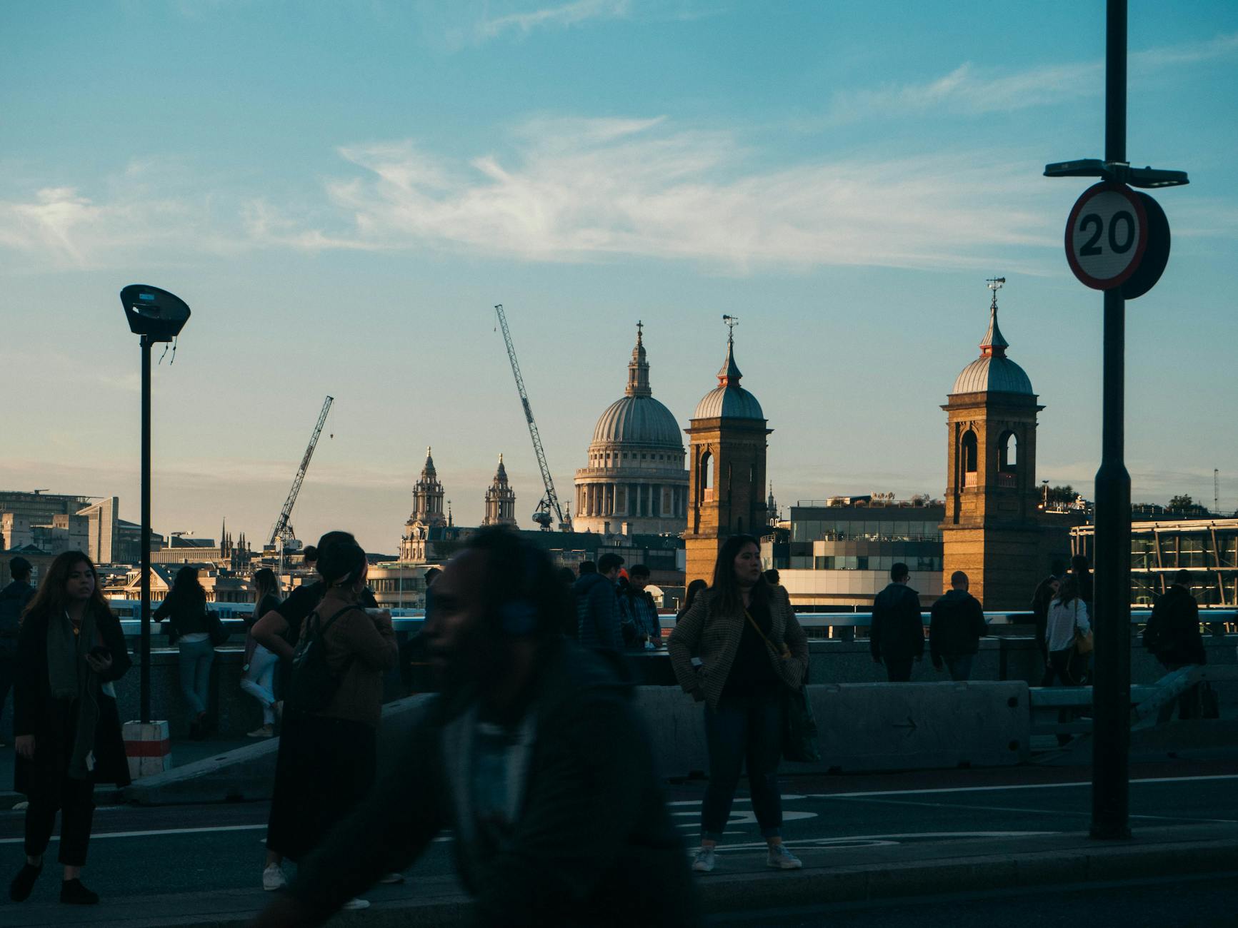 Ruchliwa ulica miasta z kopułami katedry o zachodzie słońca