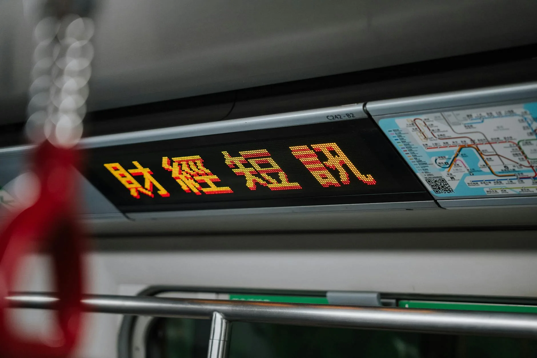 Zbliżenie na elektroniczny wyświetlacz z chińskimi znakami w metrze