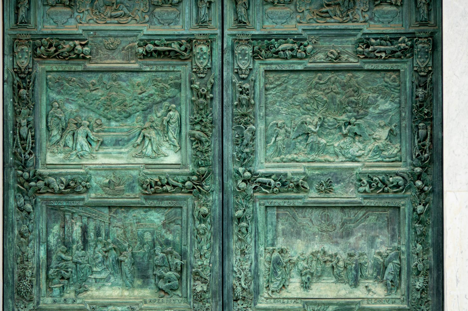 Zdoby rzeźbione w brązie z reliefami religijnymi katedry w Lukce