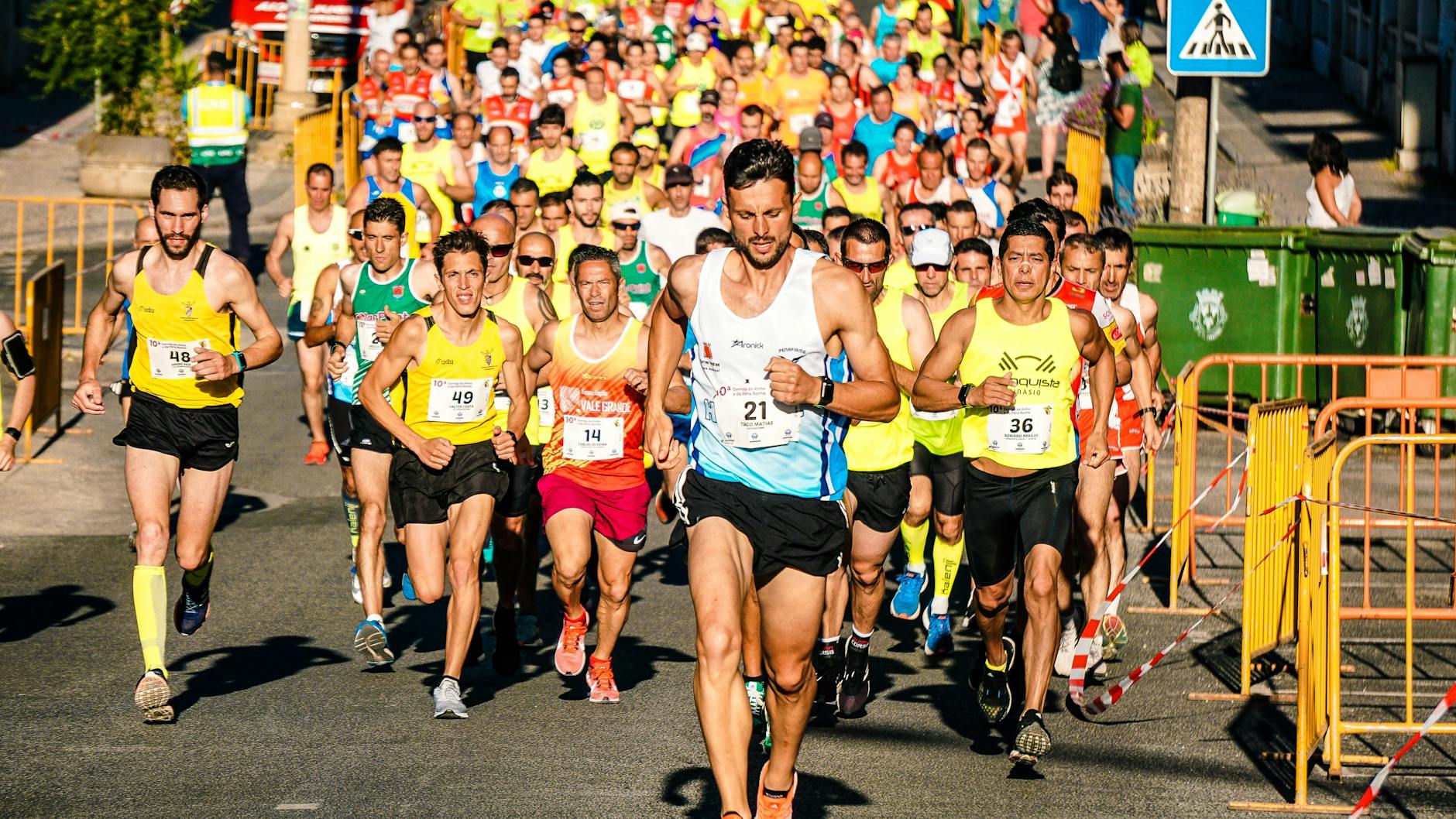 Biegacze maratonu na słonecznej trasie ulicznej podczas zawodów
