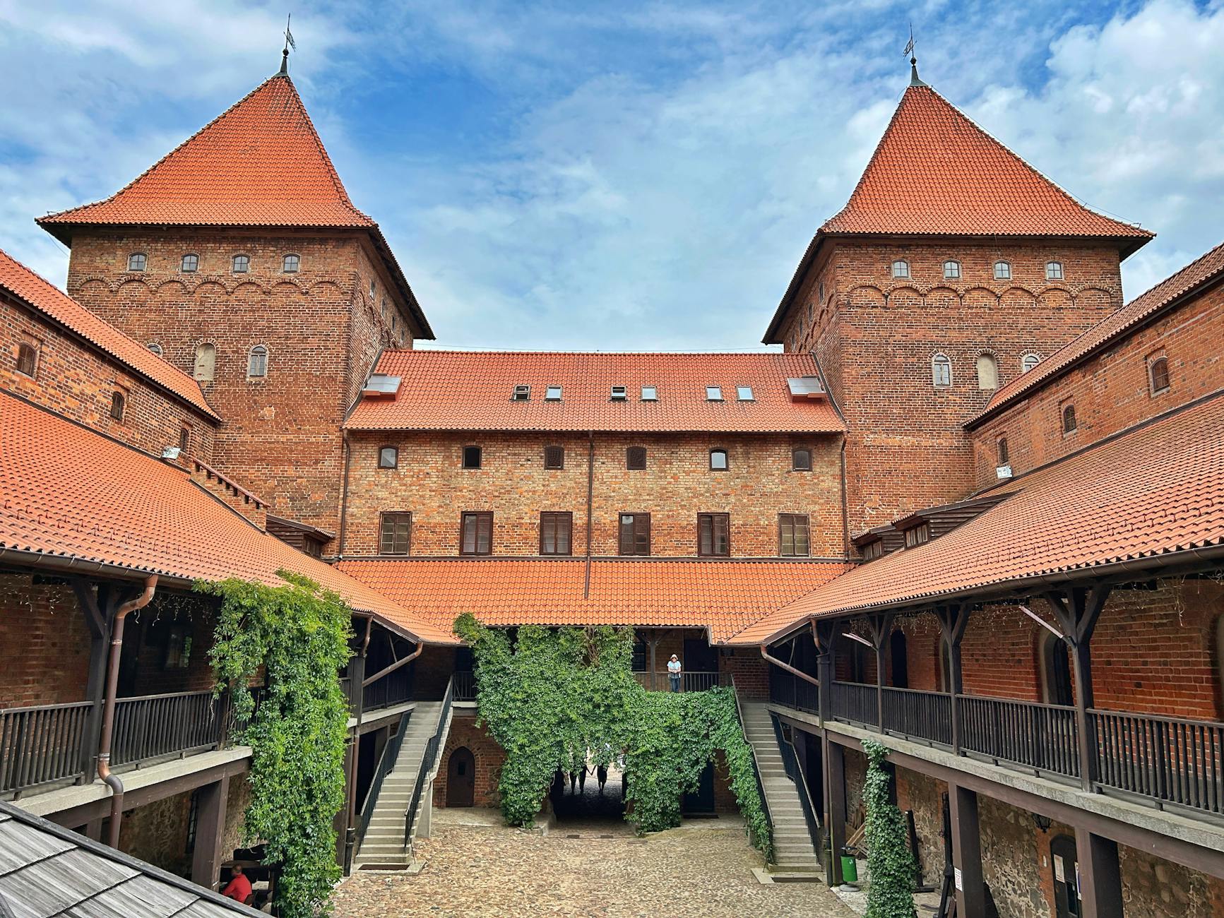 Dziedziniec średniowiecznego zamku w Nidzicy z ceglaną architekturą
