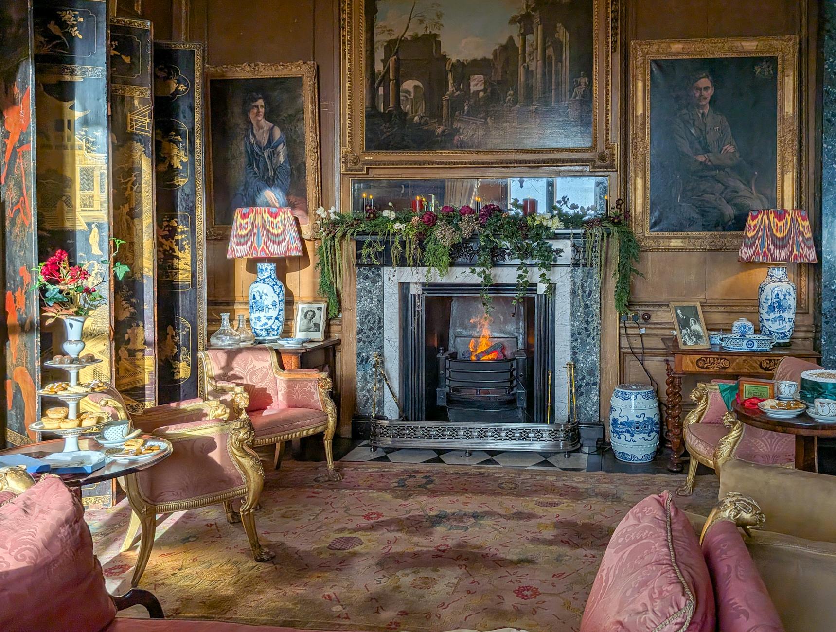 Elegancki salon w angielskim stylu z kominkiem i klasycznymi meblami