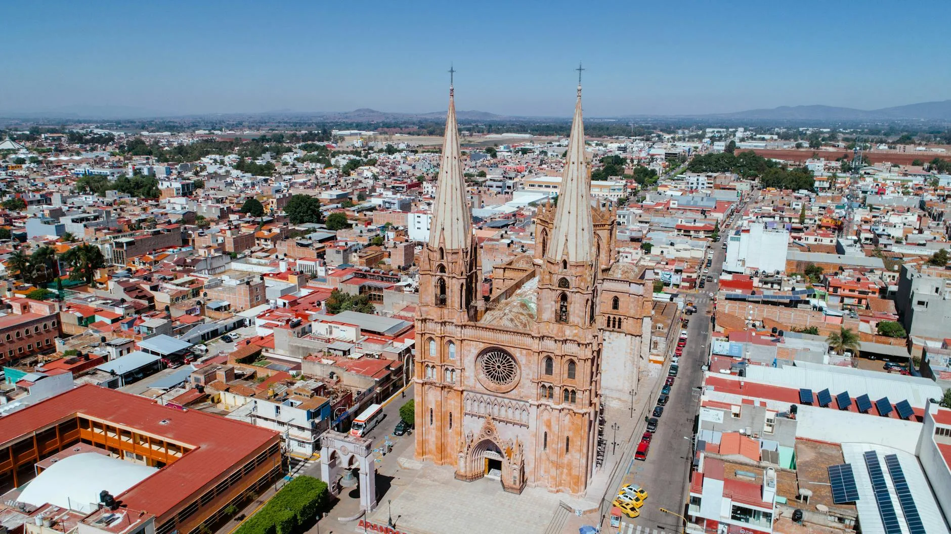 Gotycka katedra z lotu ptaka na tle zabudowy miejskiej