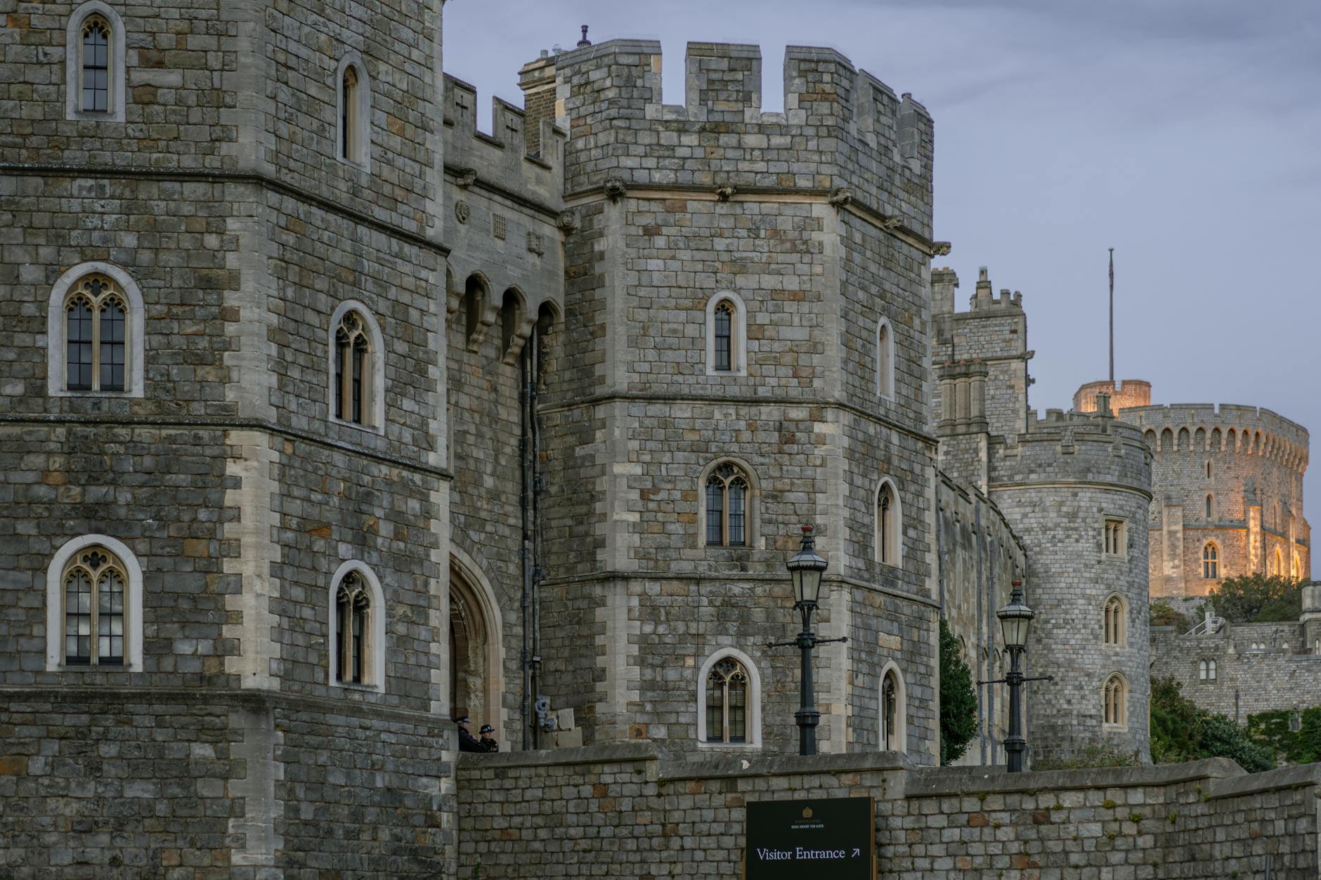 Kamienne mury zamku przypominające średniowieczną warownię królewską