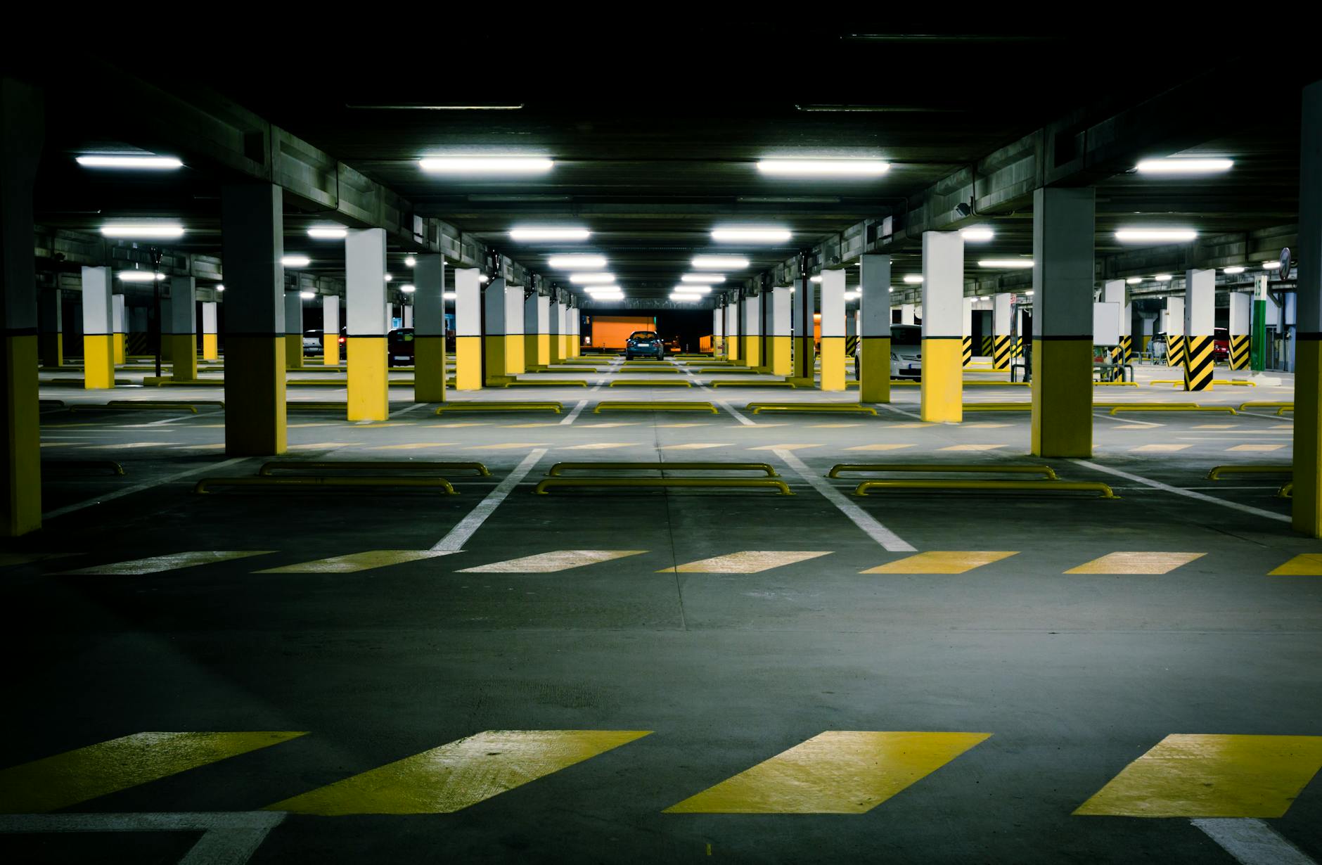 Nowoczesny, pusty parking podziemny z jasnym oświetleniem