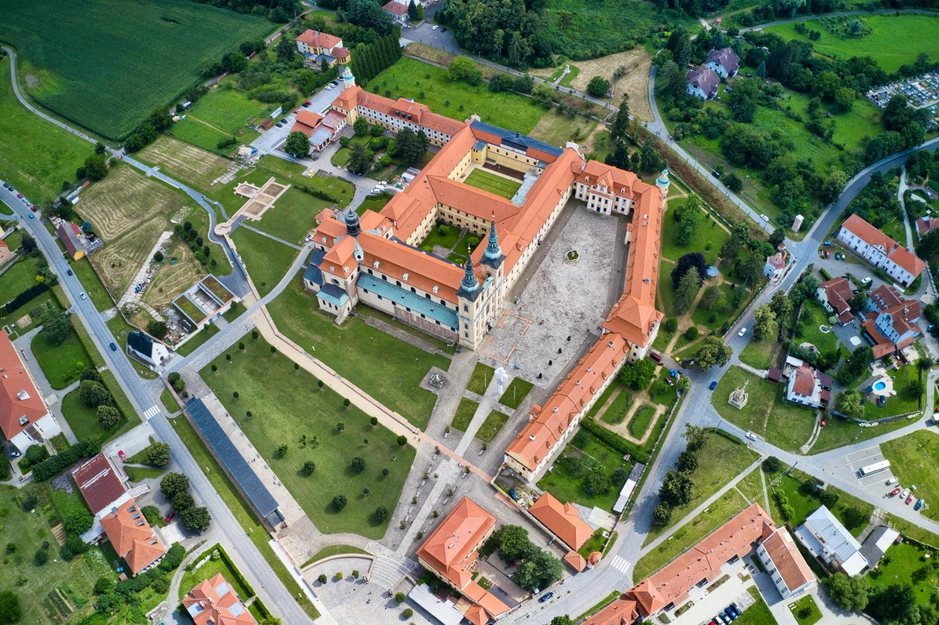 Opactwo Velehrad z lotu ptaka wśród zieleni i zabudowy