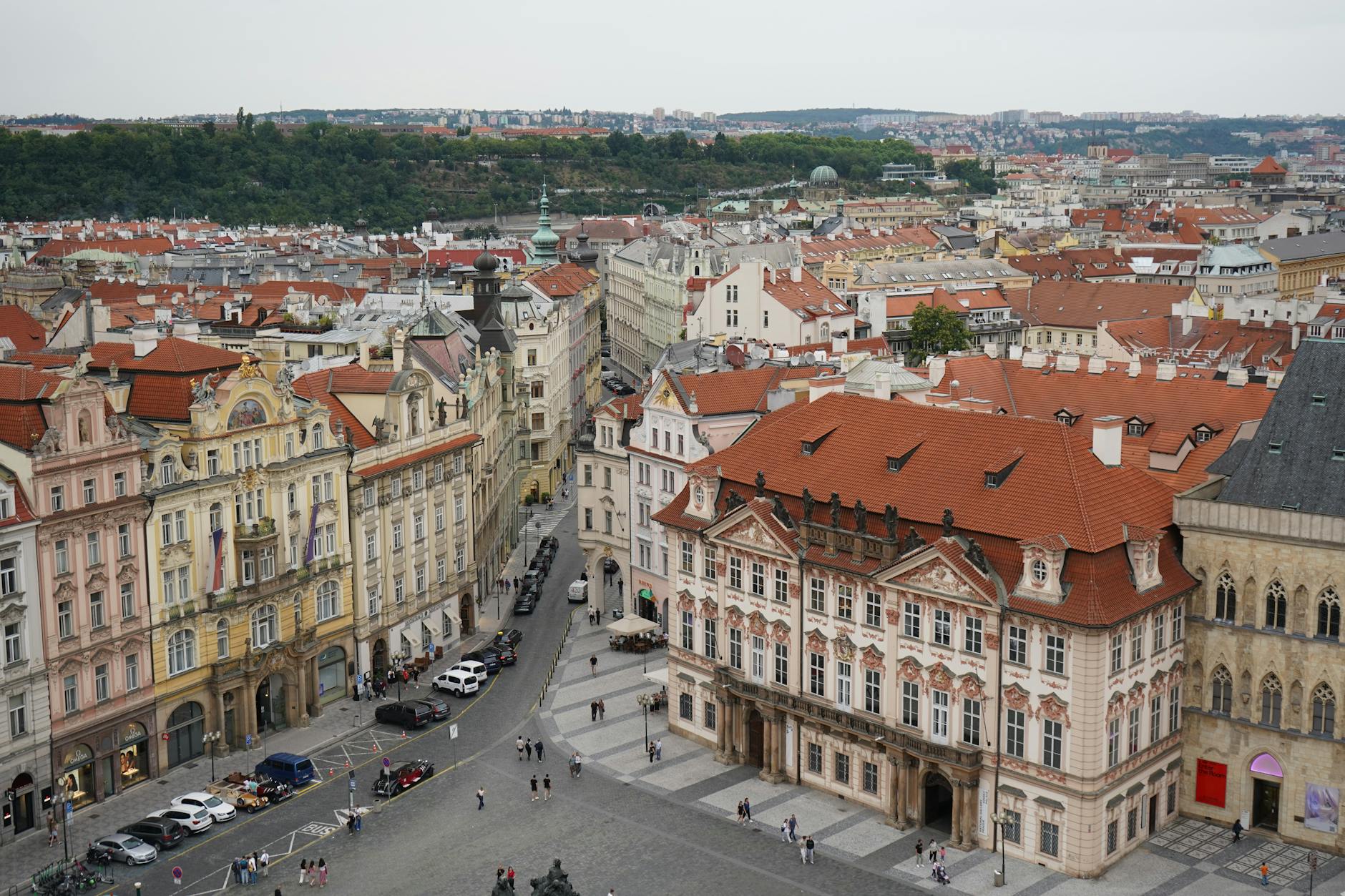 Panorama zabytkowego centrum Pragi z lotu ptaka