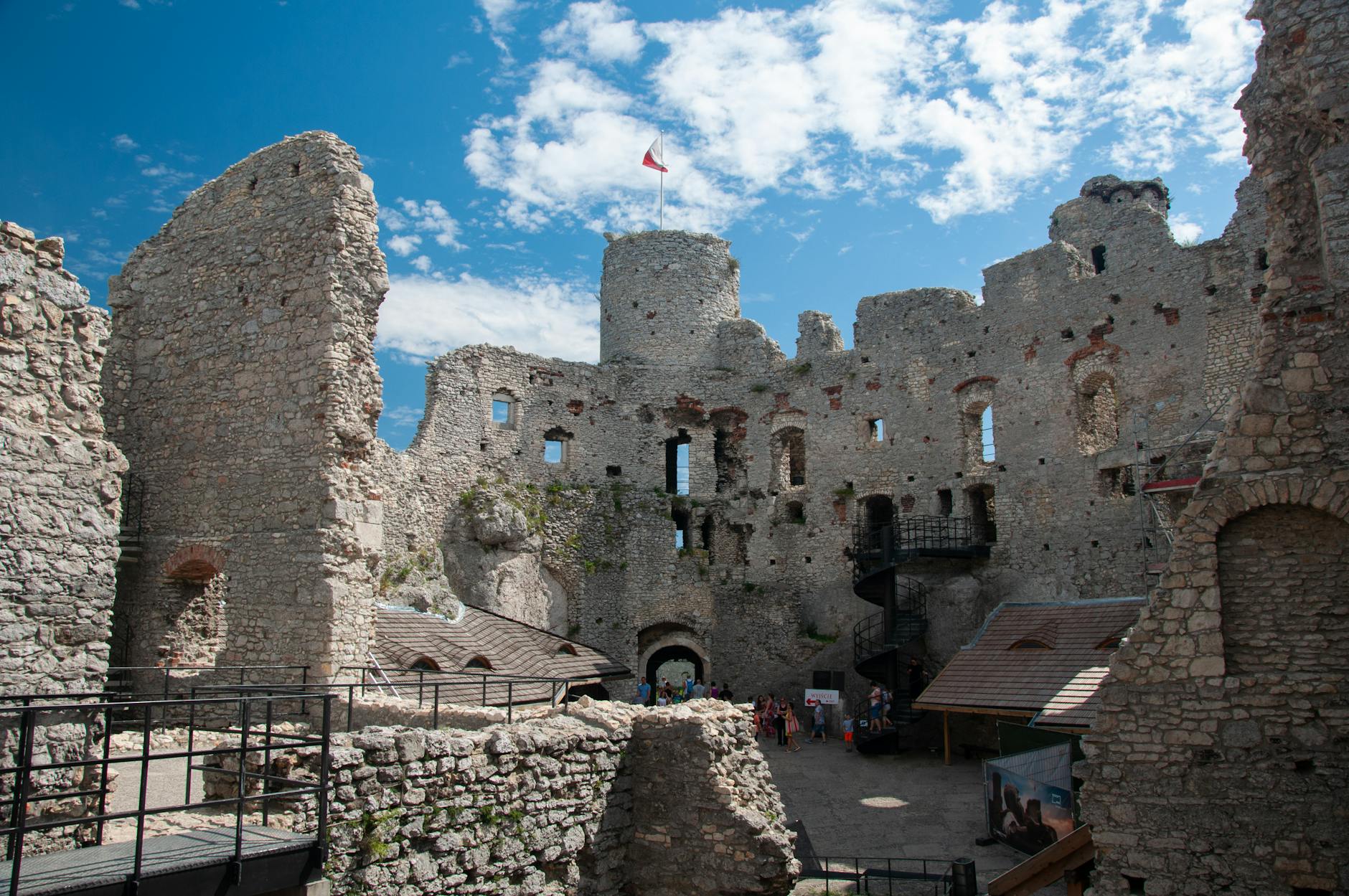 Ruiny zamku Ogrodzieniec na tle jasnego, bezchmurnego nieba