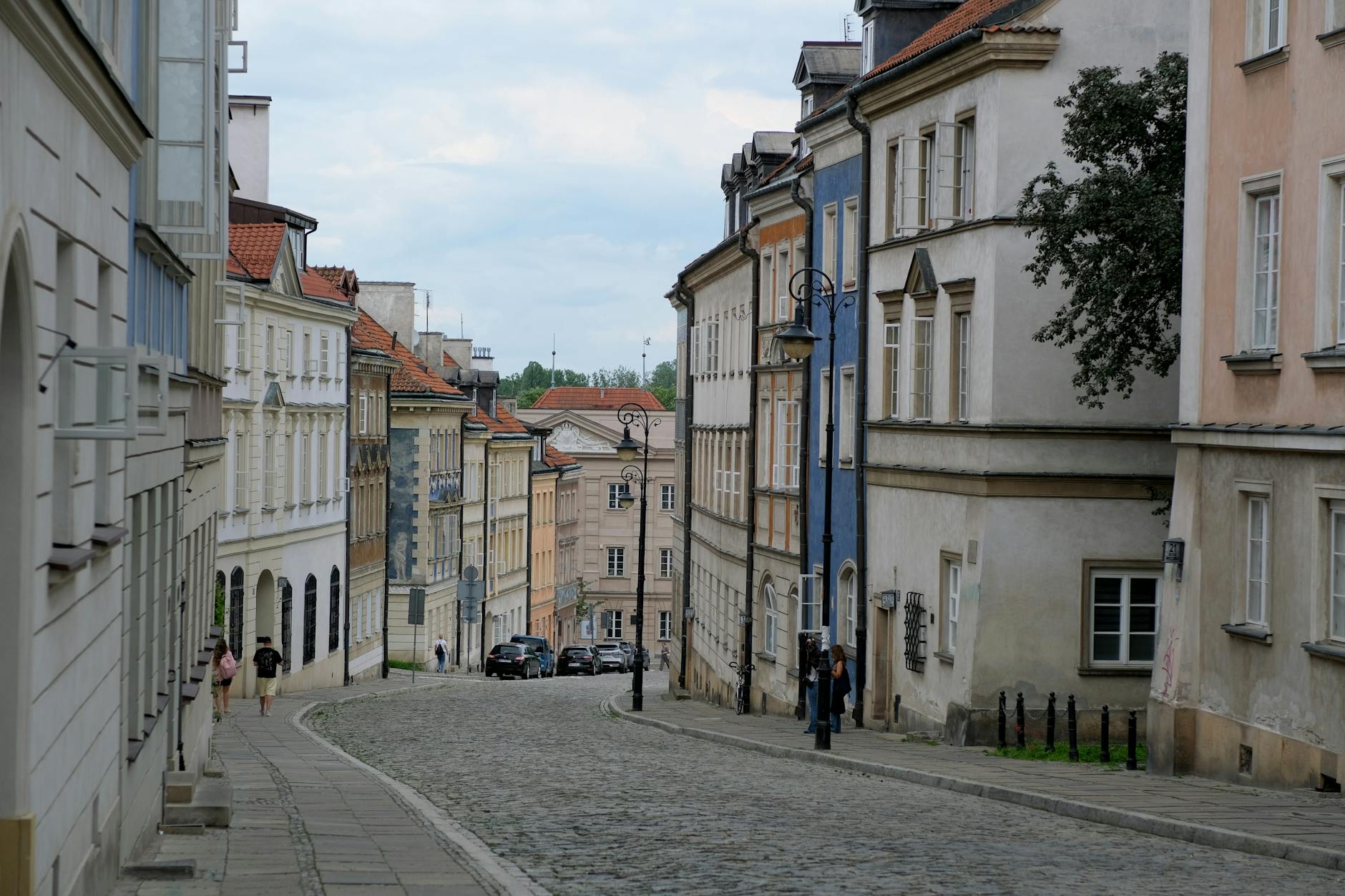 Spokojna europejska uliczka z zabytkowymi kamienicami w centrum miasta