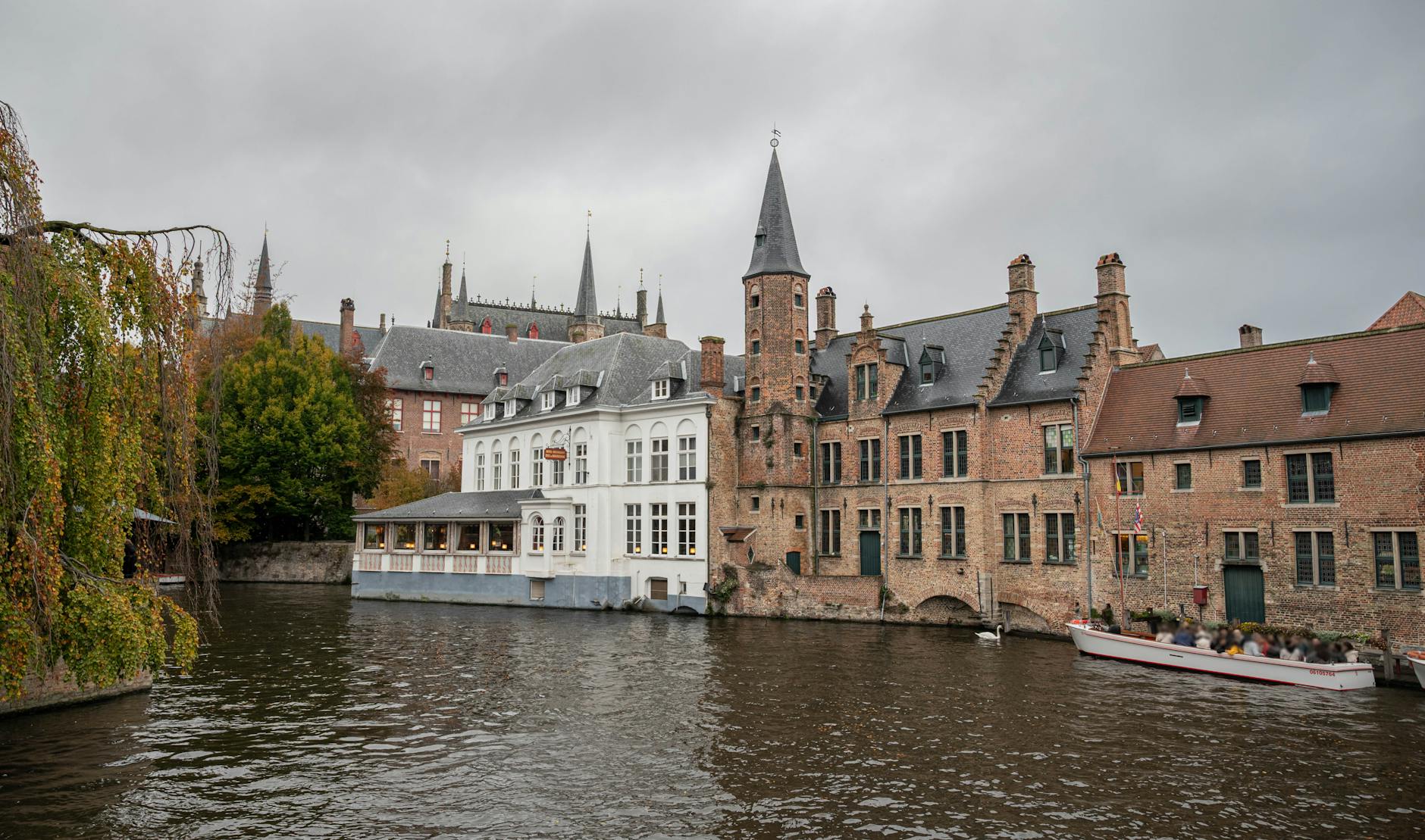 Średniowieczne kamienice nad kanałem w pochmurny dzień