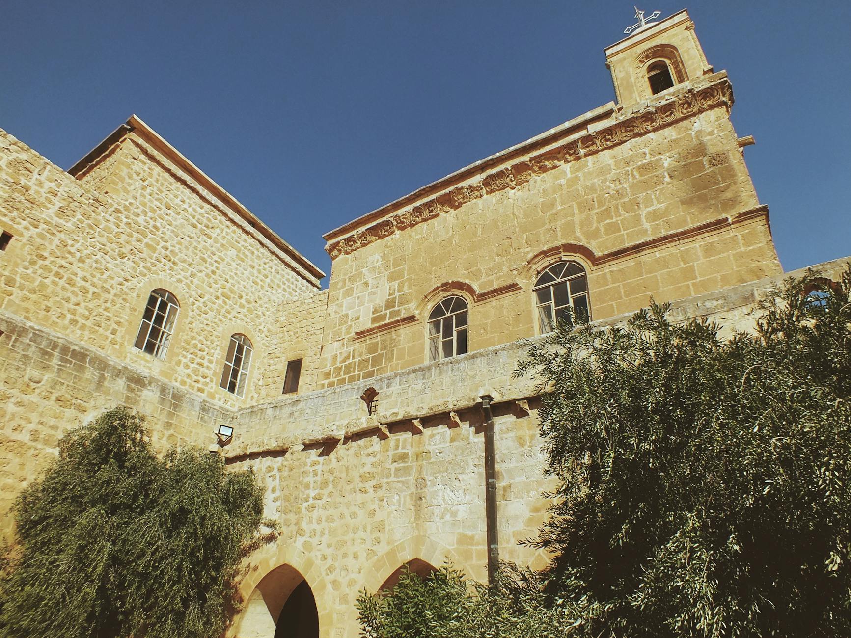 Elewacja klasztoru Mor Hananyo w Mardin widziana z dołu