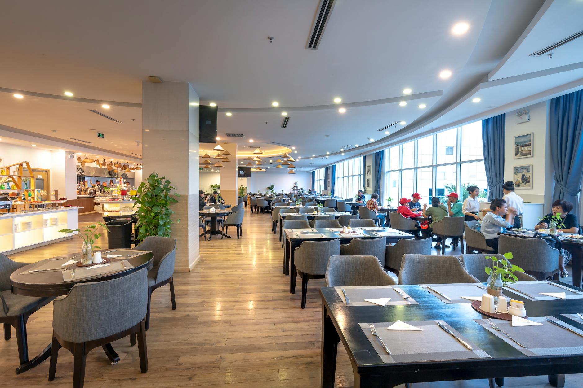 Goście w przestronnej, nowoczesnej restauracji w centrum Gniezna