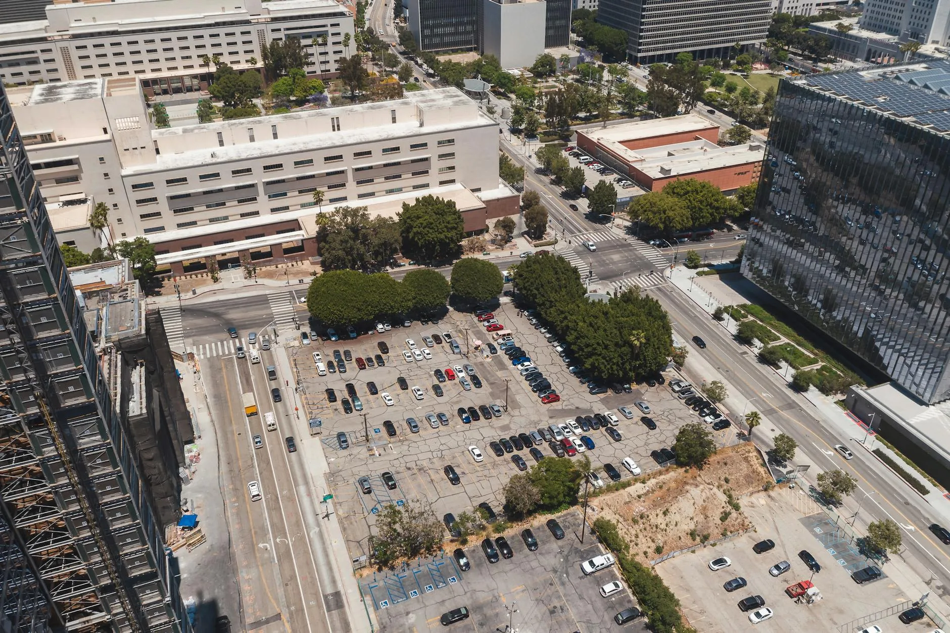 Panorama miasta z góry z widocznymi parkingami i zabudową miejską