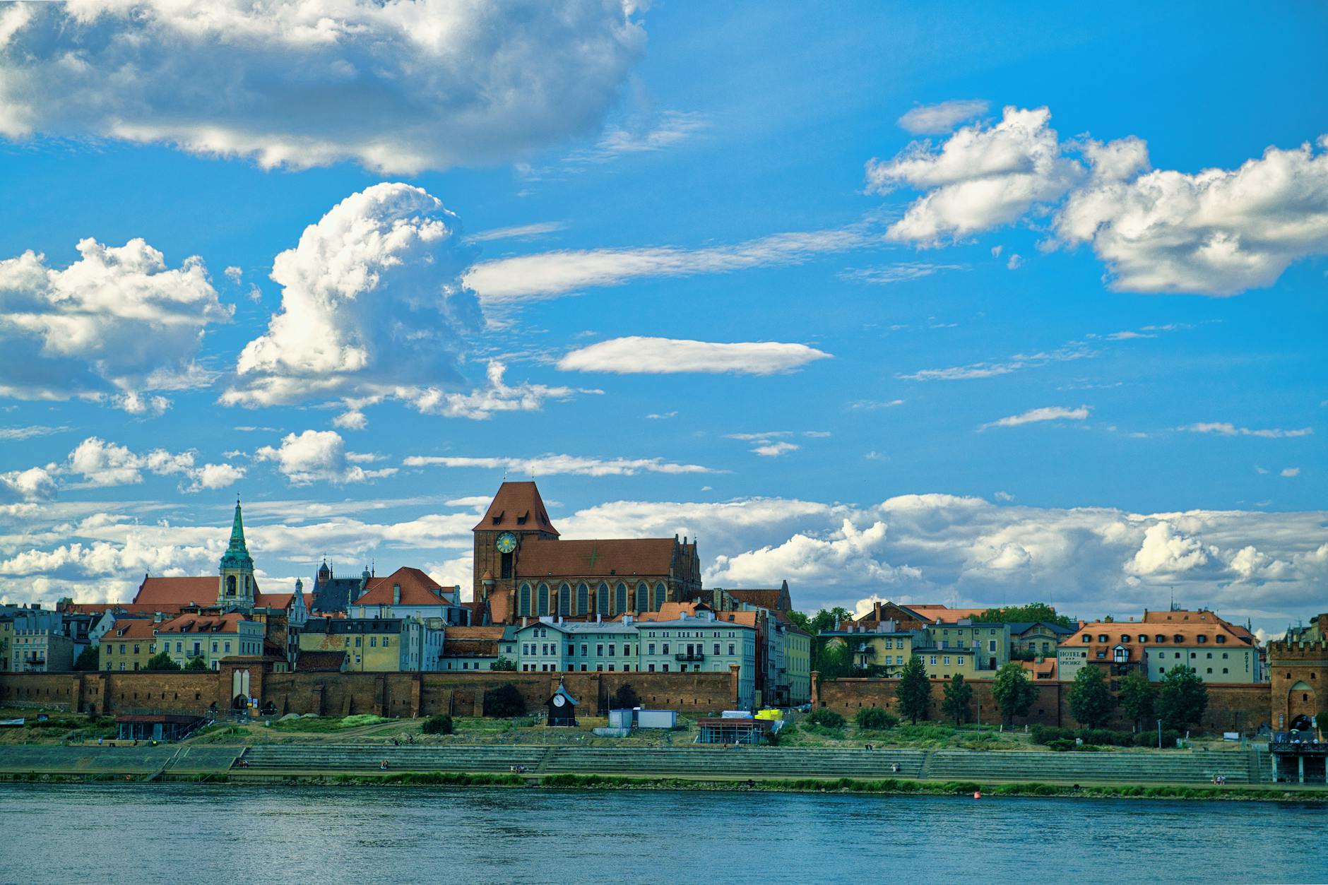 Panorama Starego Miasta w Toruniu nad Wisłą w słoneczny dzień