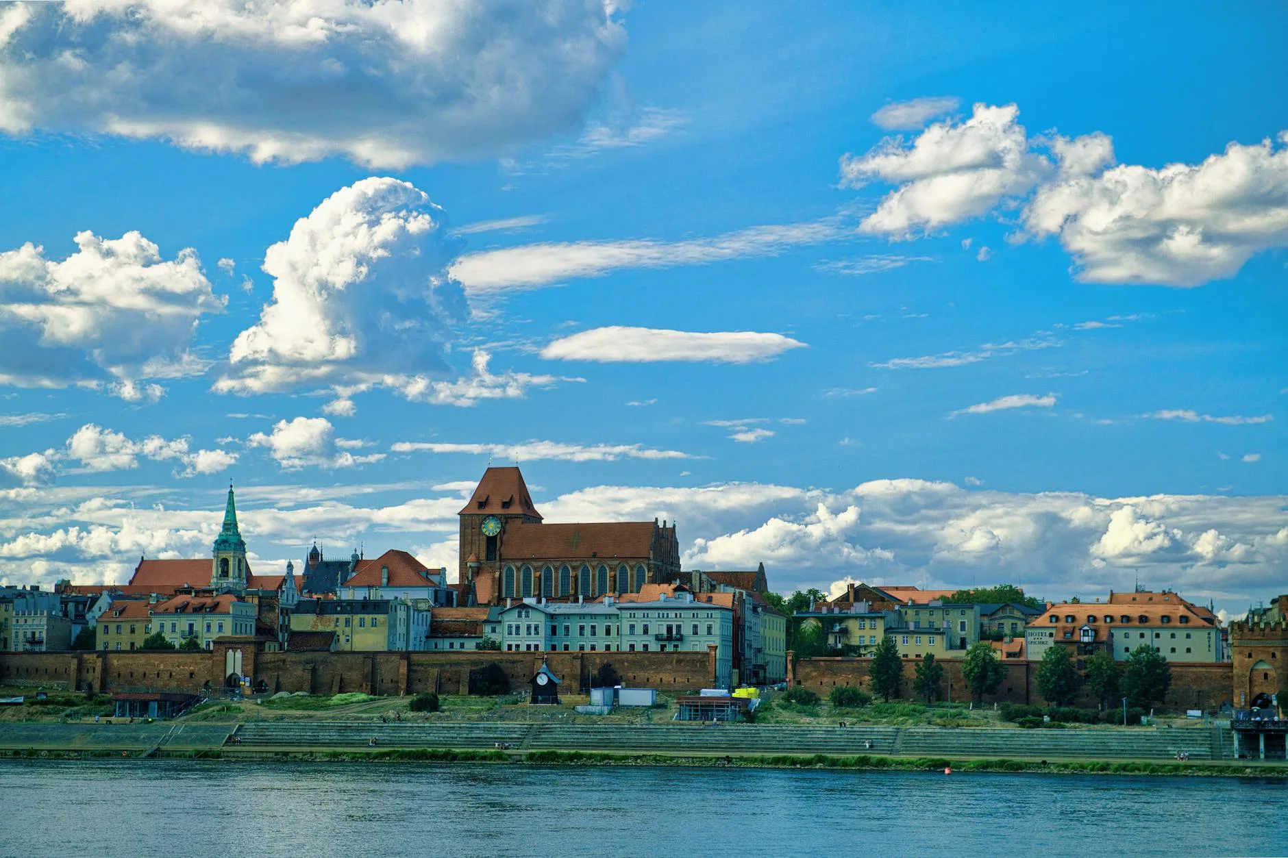 Panorama Starego Miasta w Toruniu nad Wisłą w słoneczny dzień