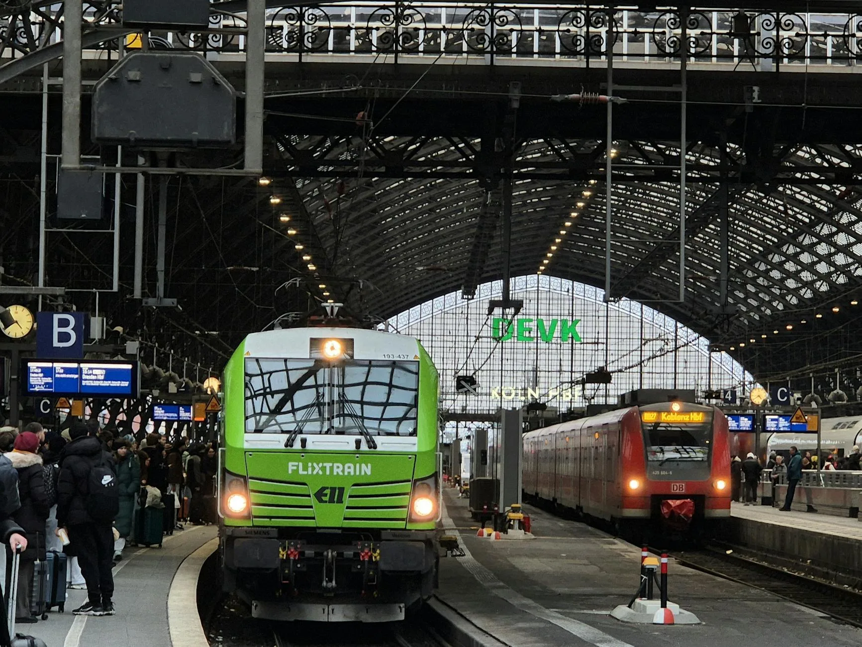 Pociąg Flixtrain i pasażerowie na peronie dużego dworca kolejowego