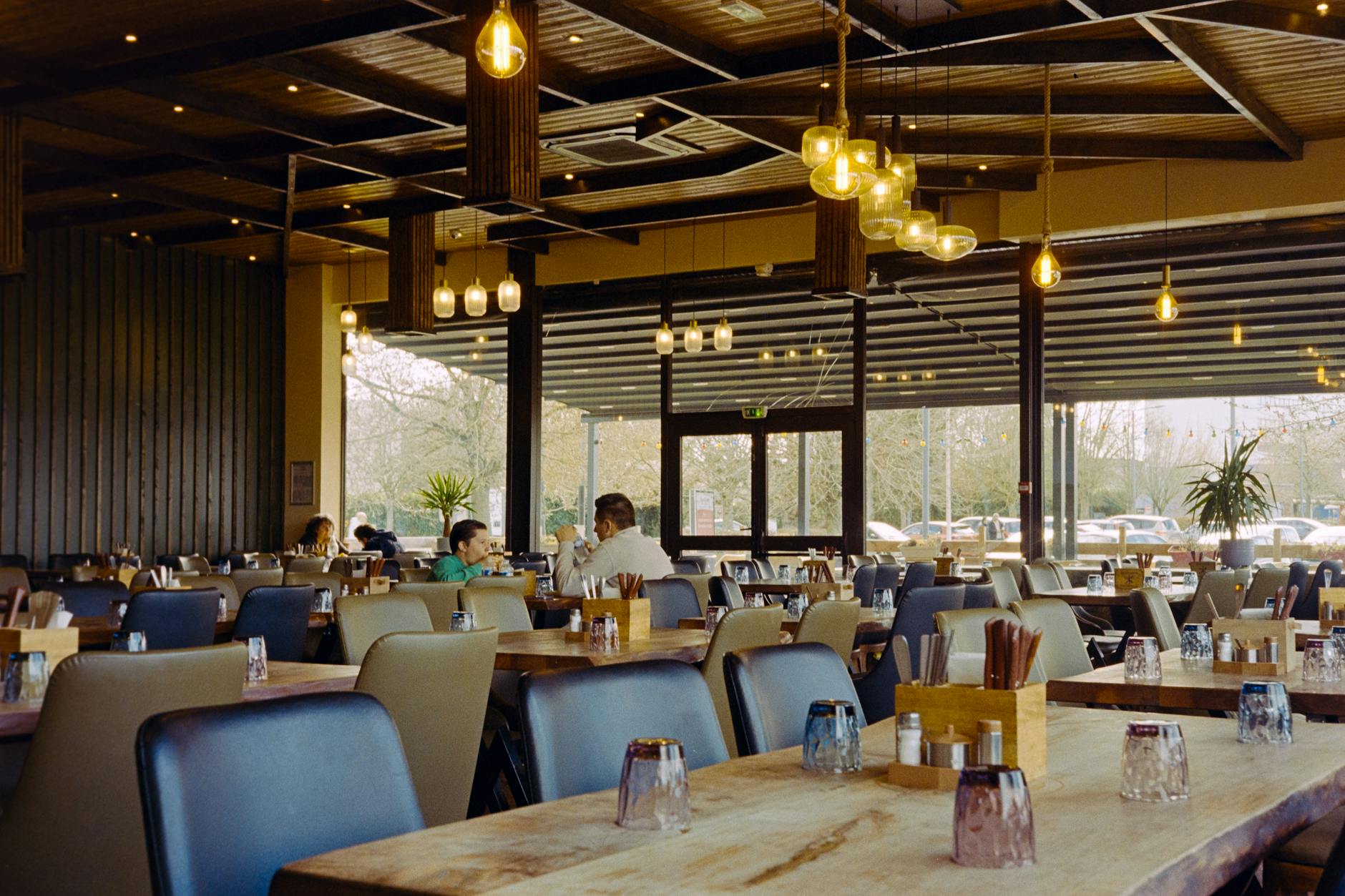 Przytulne bistro z nowoczesnym wystrojem i gośćmi przy stolikach