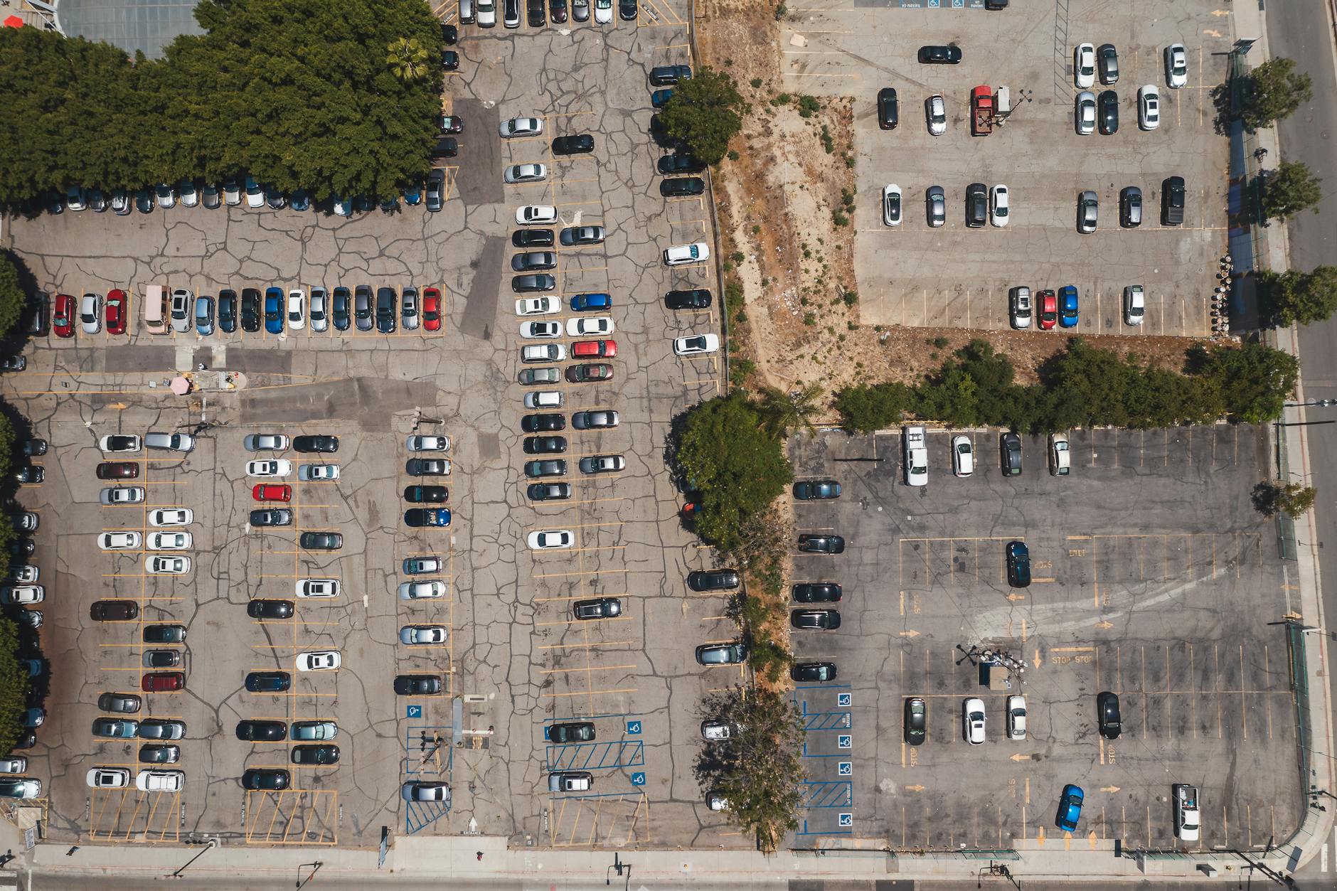 Widok z drona na miejski parking pełen samochodów