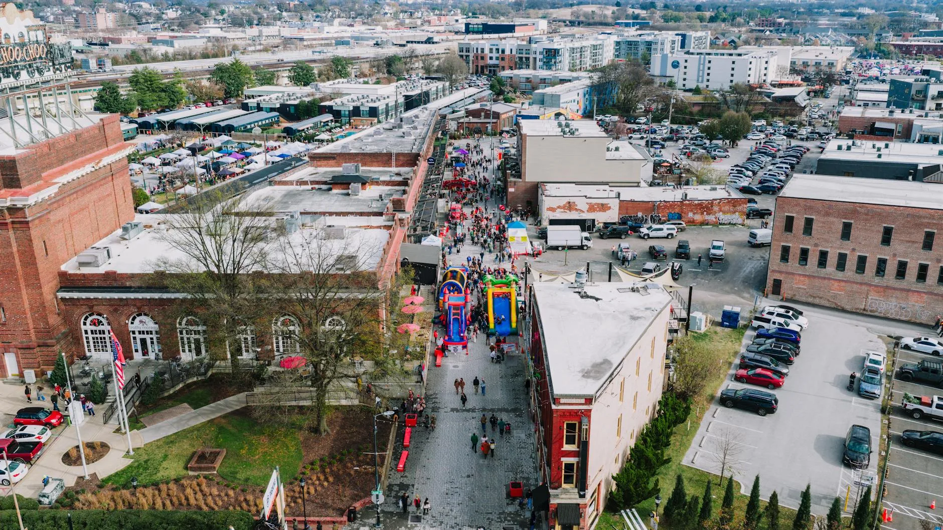 Wiosenny festiwal uliczny w tętniącym życiem centrum miasta