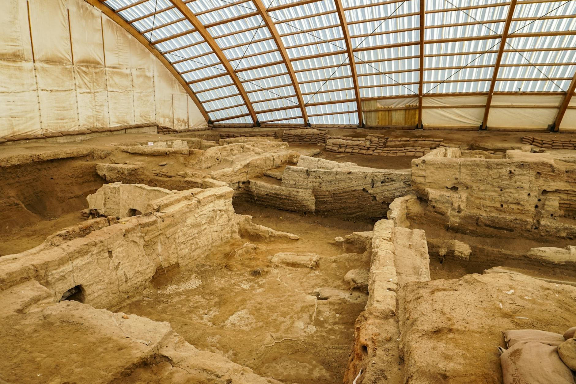 Wykopaliska archeologiczne na stanowisku zrekonstruowanej osady