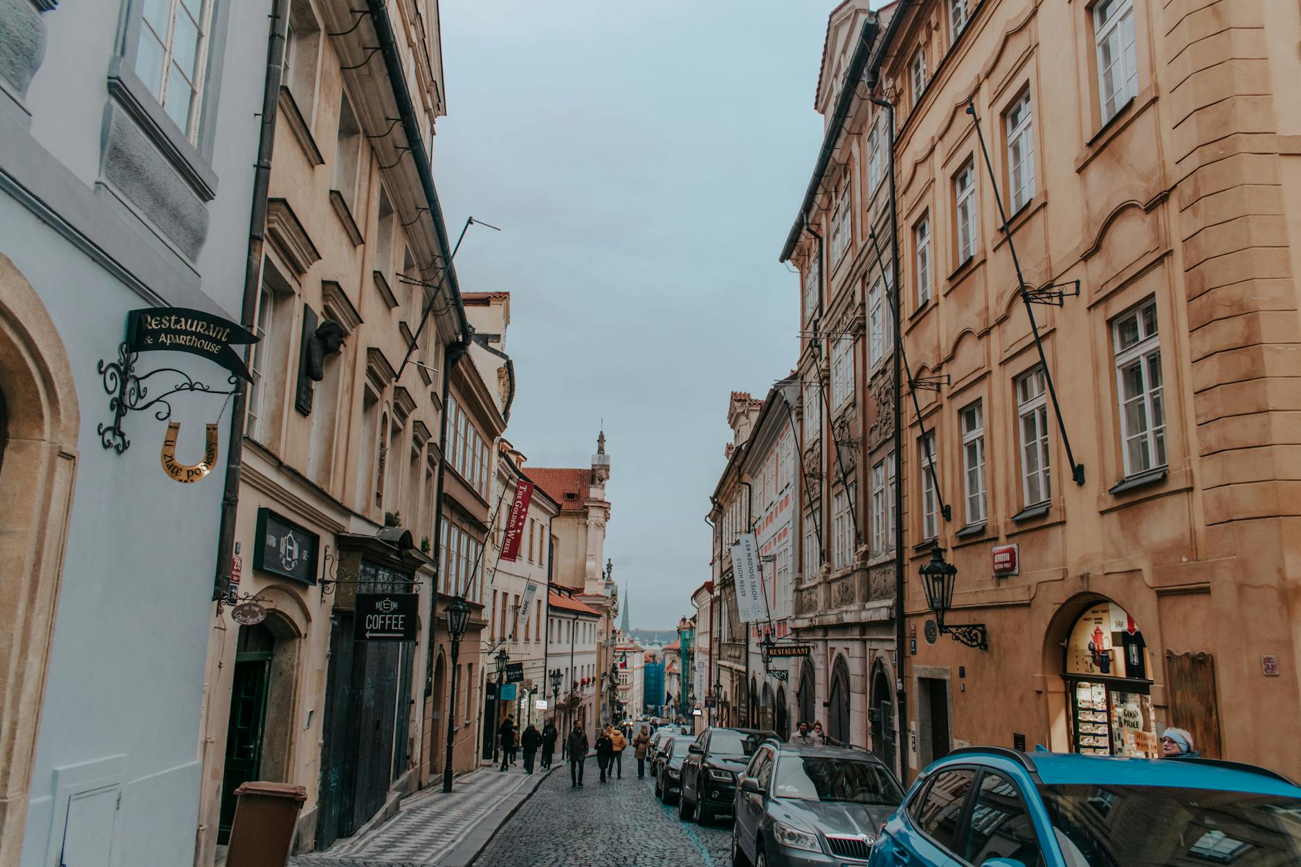 Zabytkowa brukowana ulica z historyczną zabudową przypominającą Gniezno