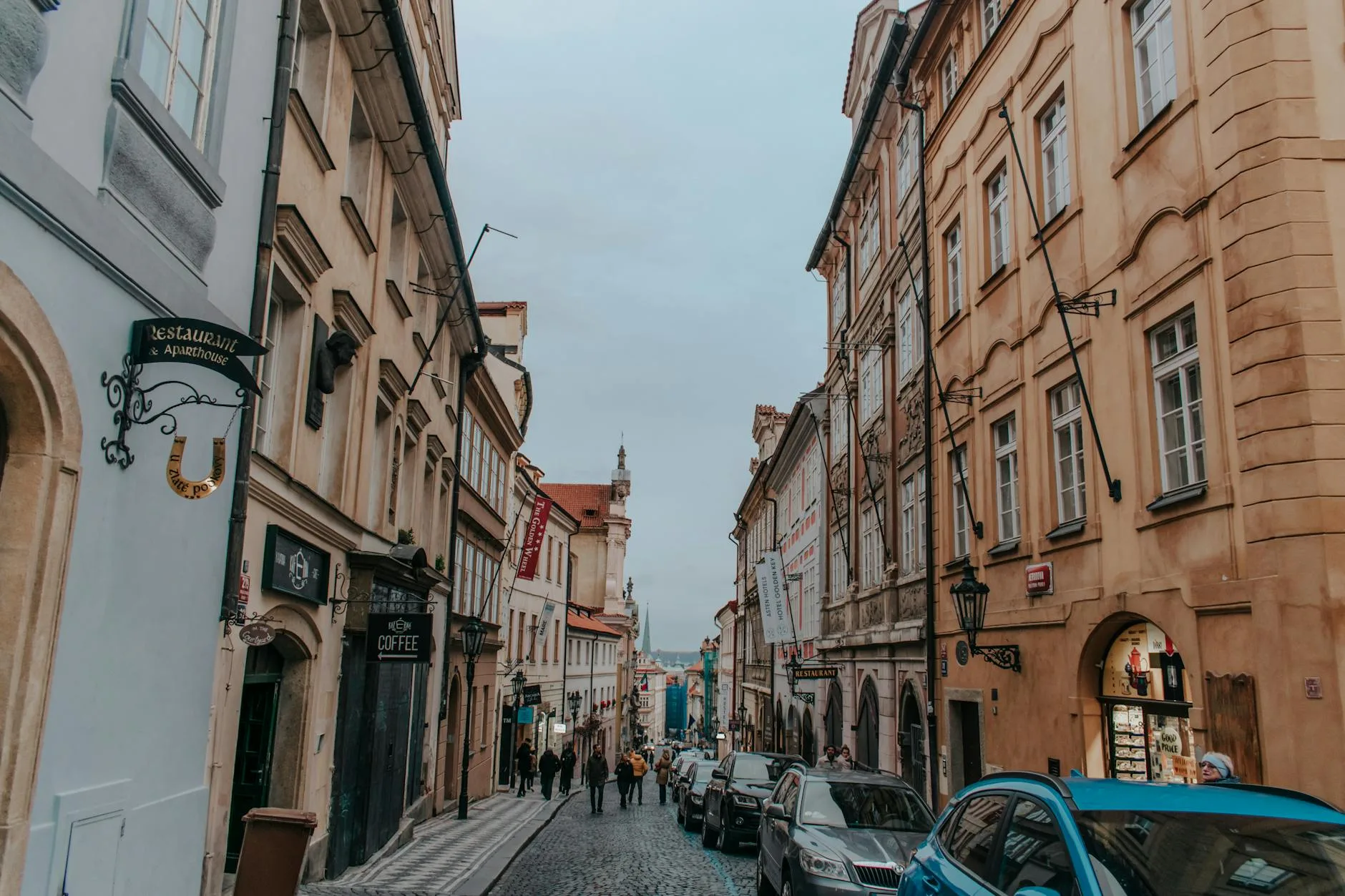Zabytkowa brukowana ulica z historyczną zabudową przypominającą Gniezno