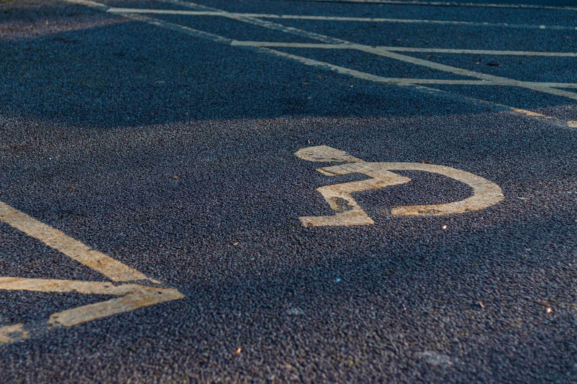 Miejsce parkingowe dla osób z niepełnosprawnościami na asfalcie