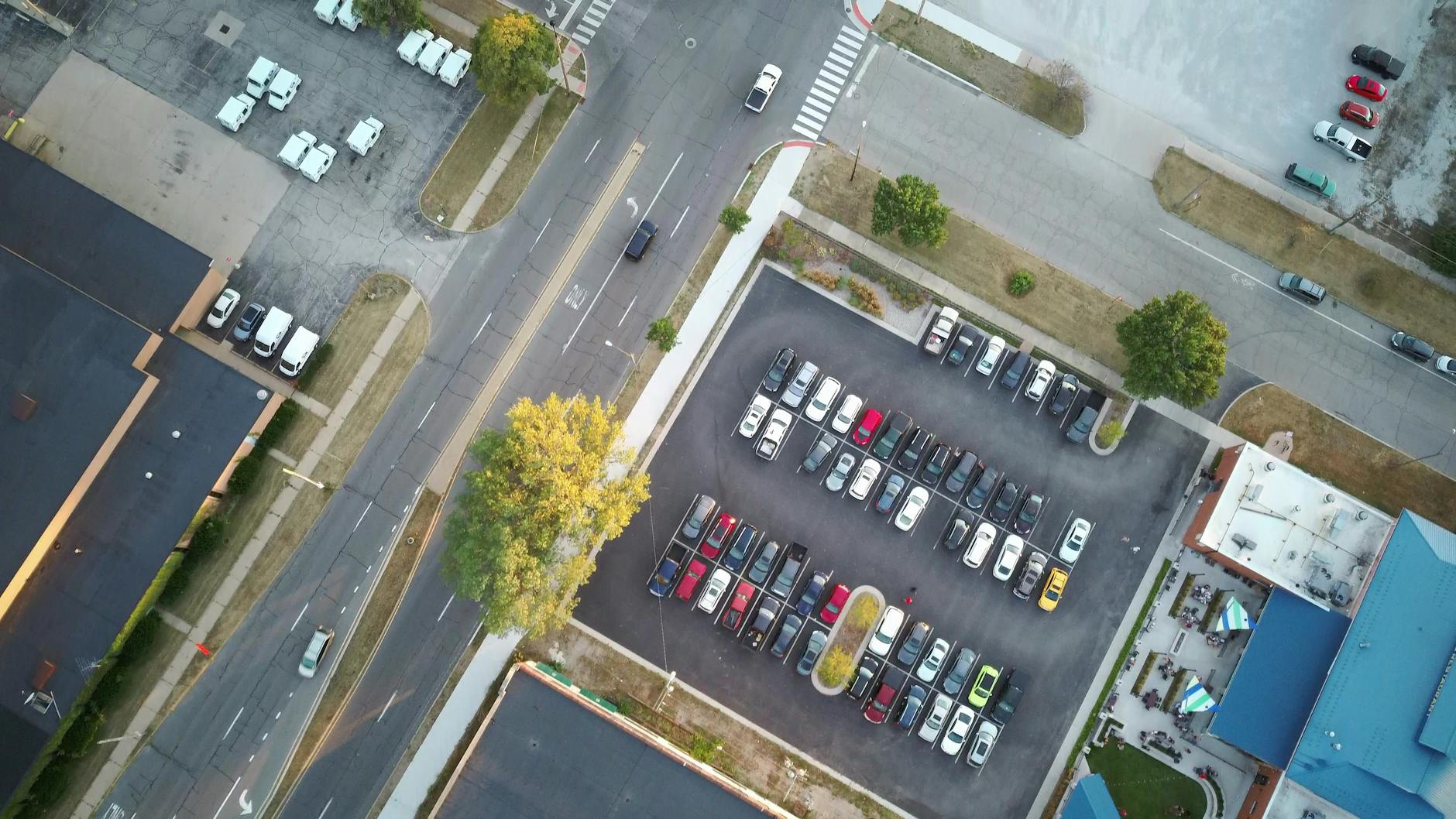 Widok z drona na miejski parking i okoliczne ulice za dnia