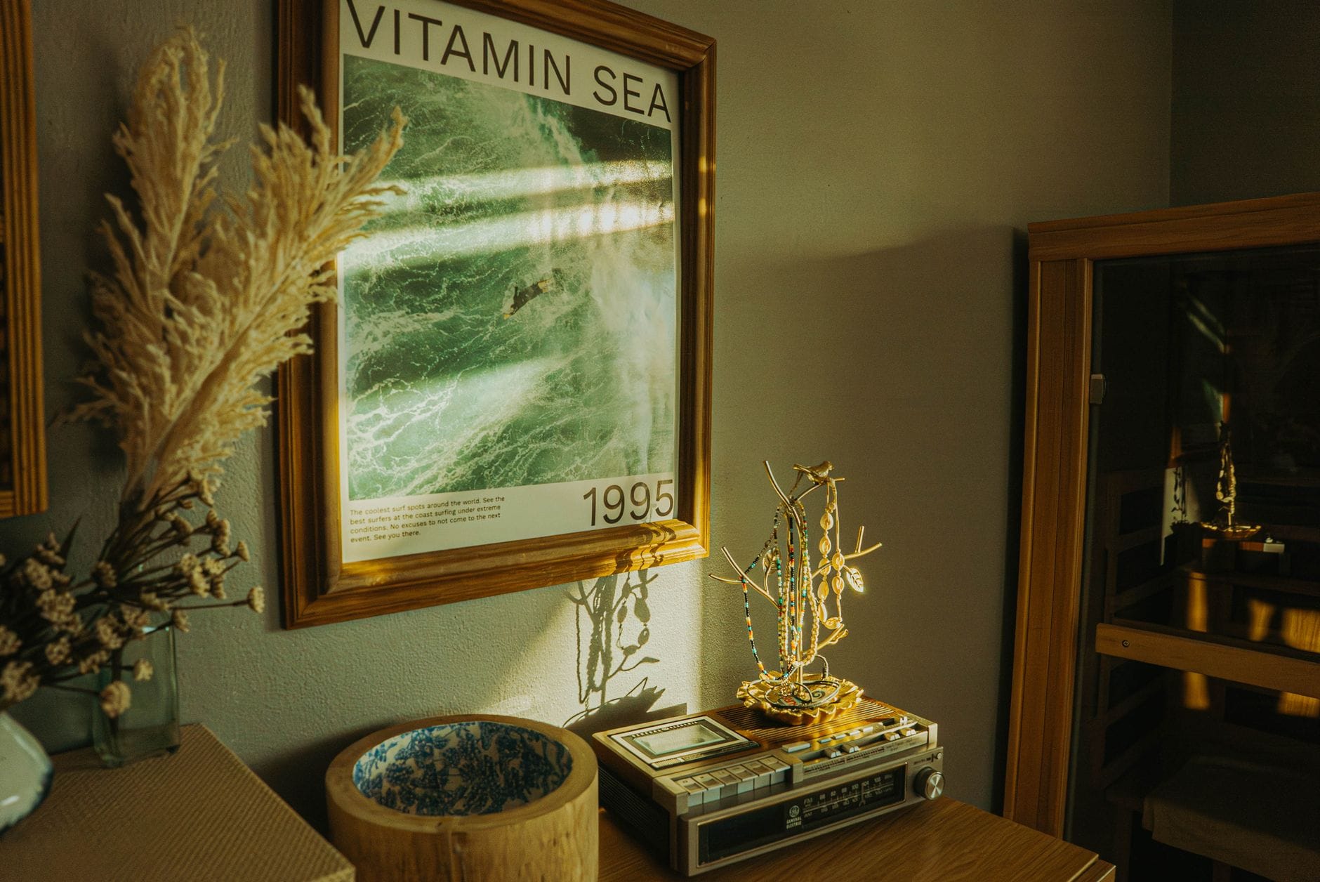 Jasny salon z plakatem Vitamin Sea i marynistycznymi dekoracjami retro