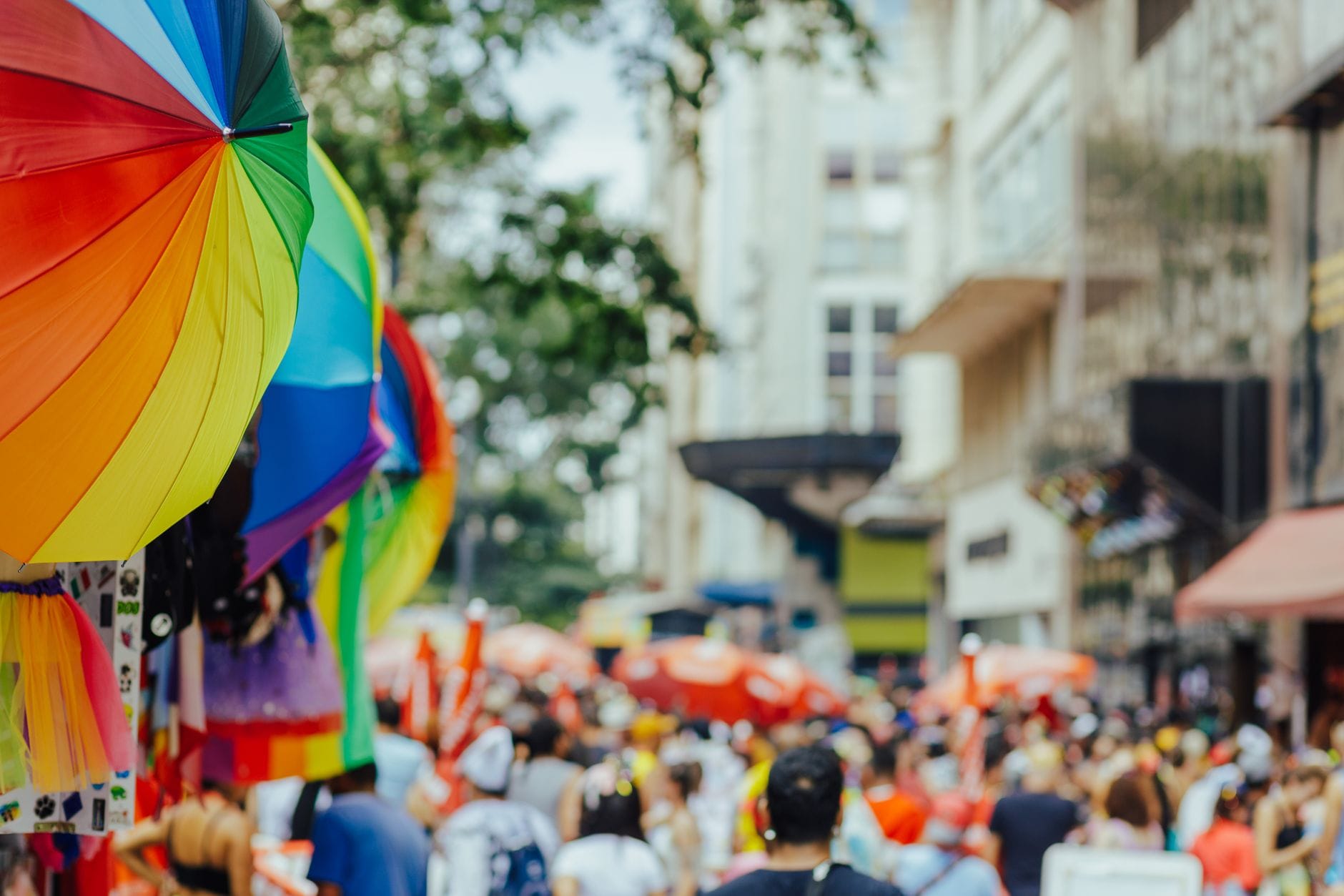 Kolorowe parasole nad tłumem ludzi na plenerowym festiwalu w mieście