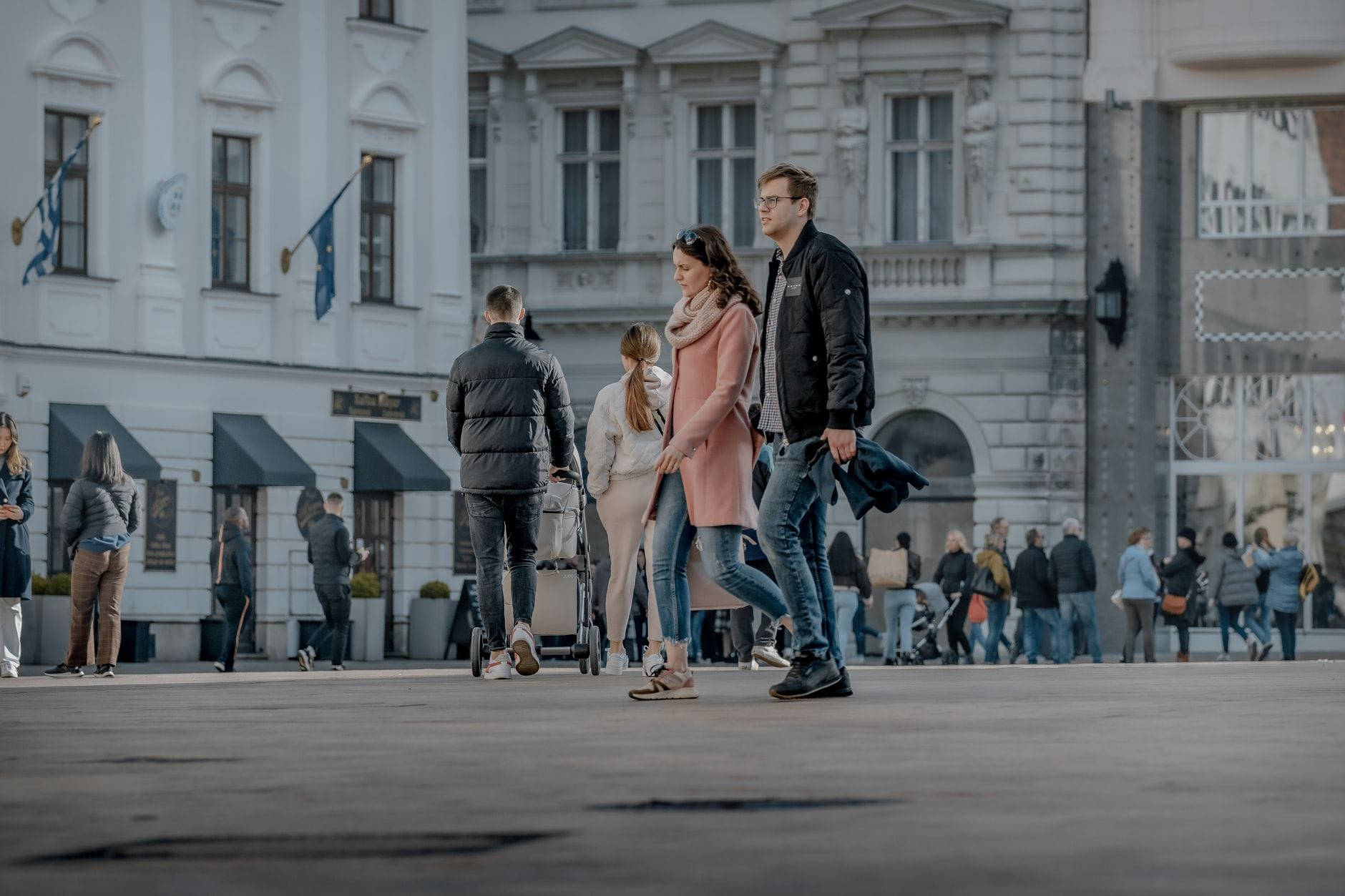 Para spacerująca po zatłoczonym europejskim rynku