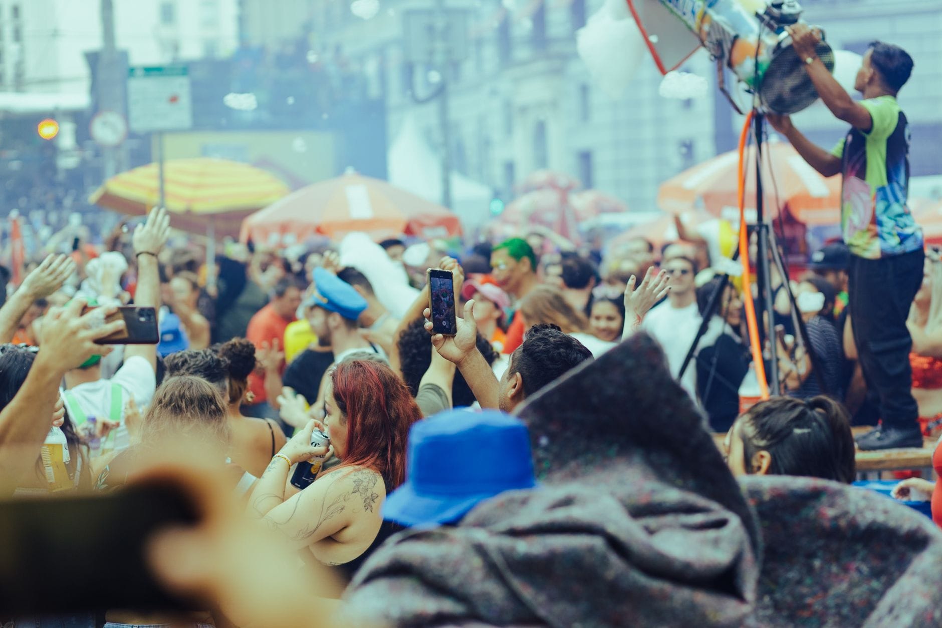 Tłum uliczny na plenerowym festiwalu muzycznym w centrum miasta