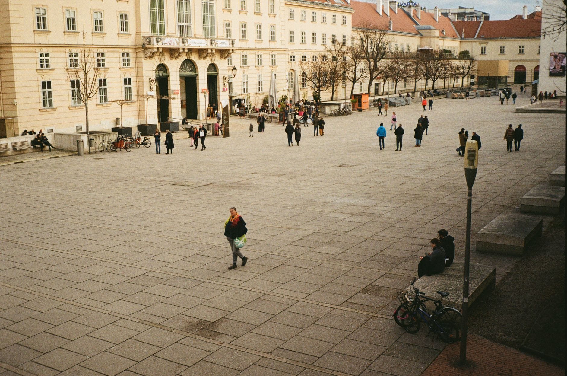 Zimowy rynek pełen spacerowiczów i kawiarnianych stolików