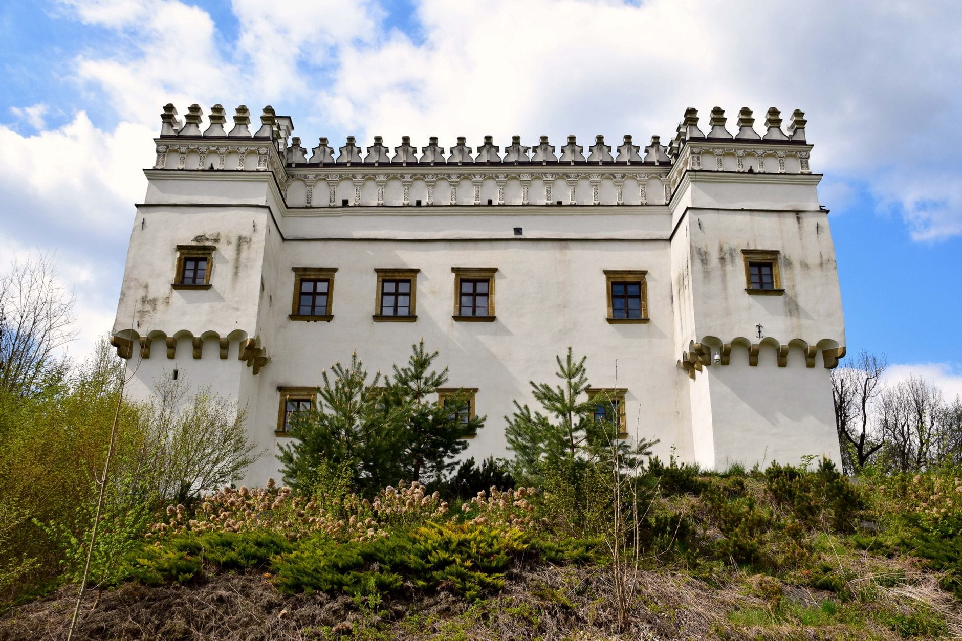 Renesansowy zamek na wiosennej polskiej wsi, nawiązanie do czasów Chrobrego