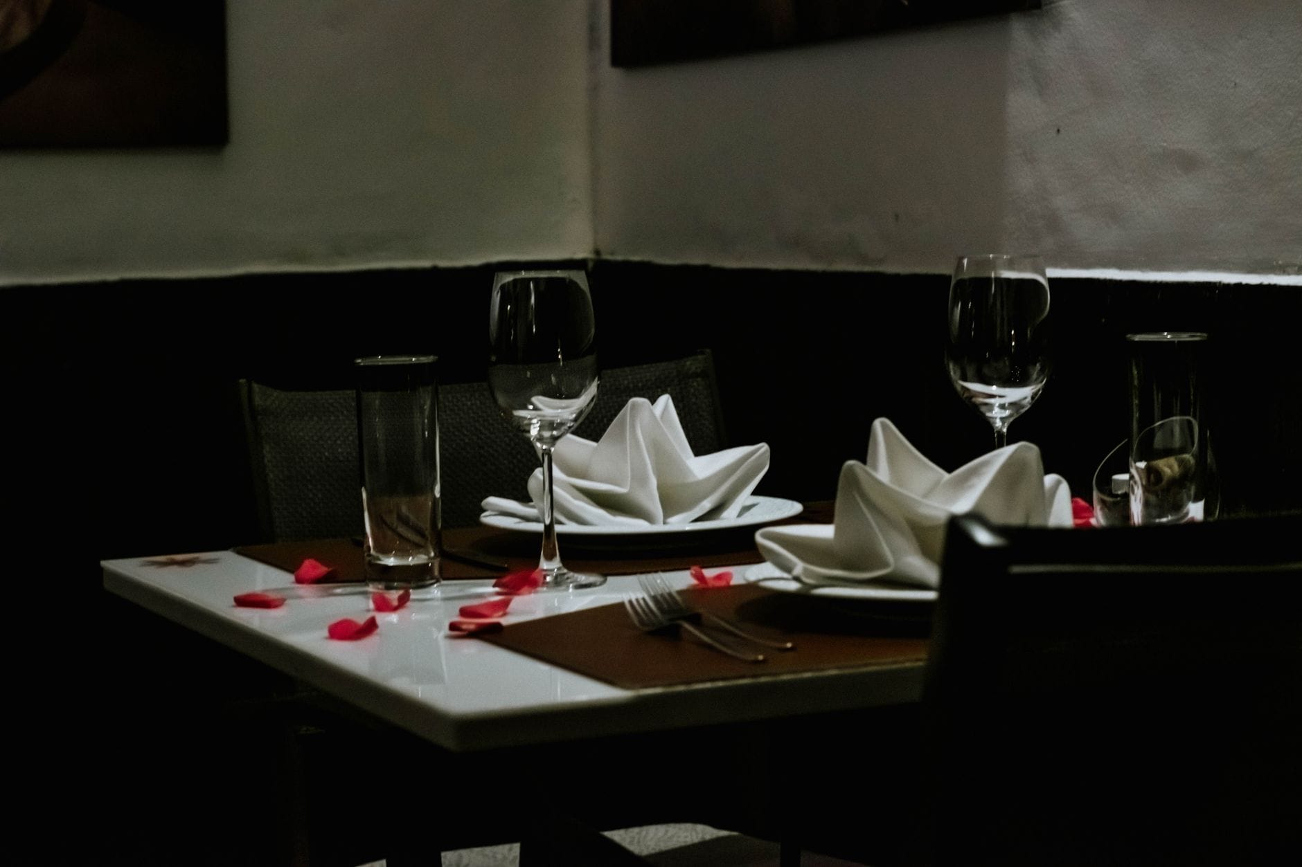 Romantycznie nakryty stół z kieliszkami w eleganckiej restauracji