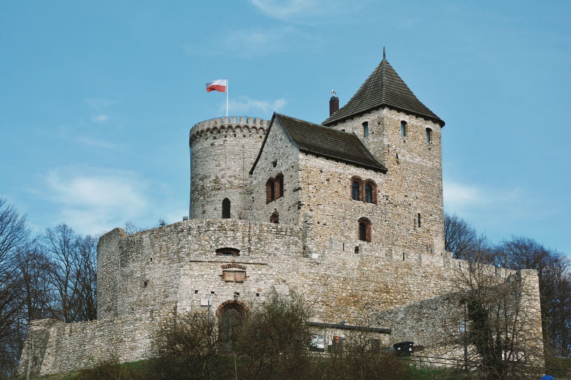 Średniowieczny zamek Będzin na wzgórzu, pod błękitnym niebem