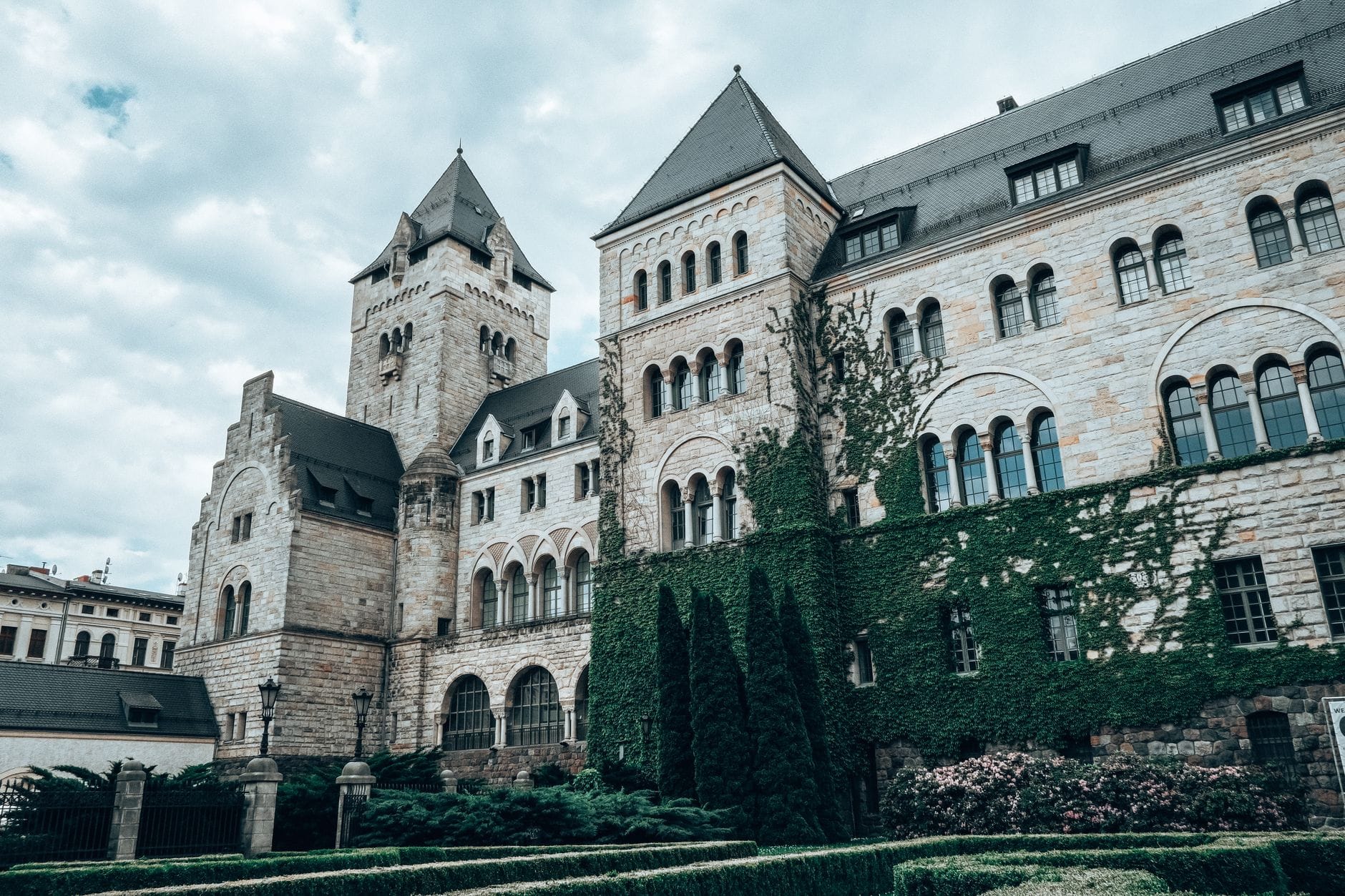 Zamek Cesarski w Poznaniu wśród zieleni jako przykład średniowiecznej architektu