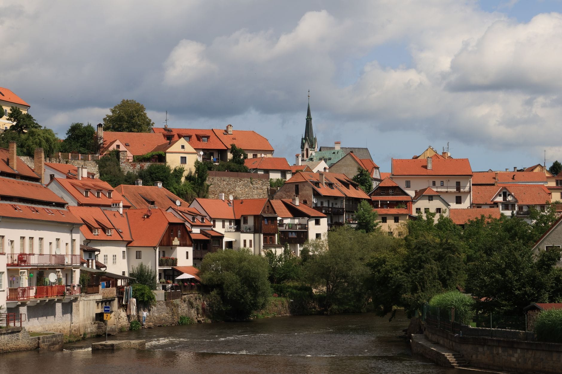 Mogilno z lotu ptaka: czerwone dachy nad spokojną rzeką
