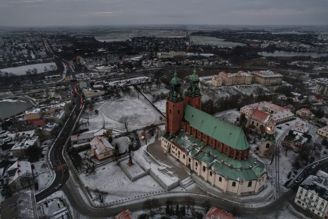 Ośnieżona katedra w Gnieźnie wid Ośnieżona katedra w Gnieźnie wid