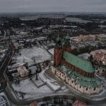 Ośnieżona katedra w Gnieźnie wid